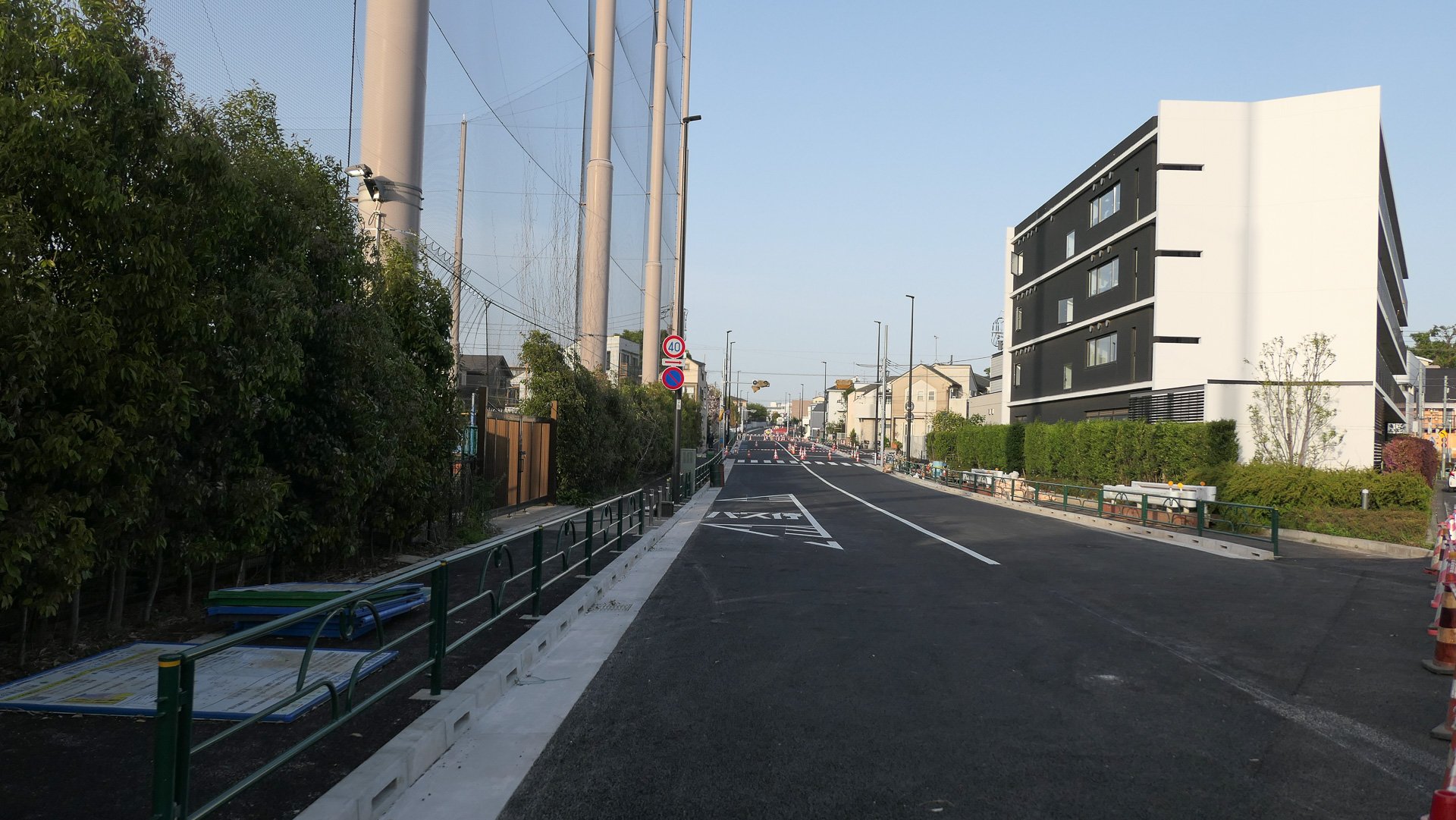 アスファルトに記された「バス停」プリント。まもなく「駒大グランド前」バス停として稼働する