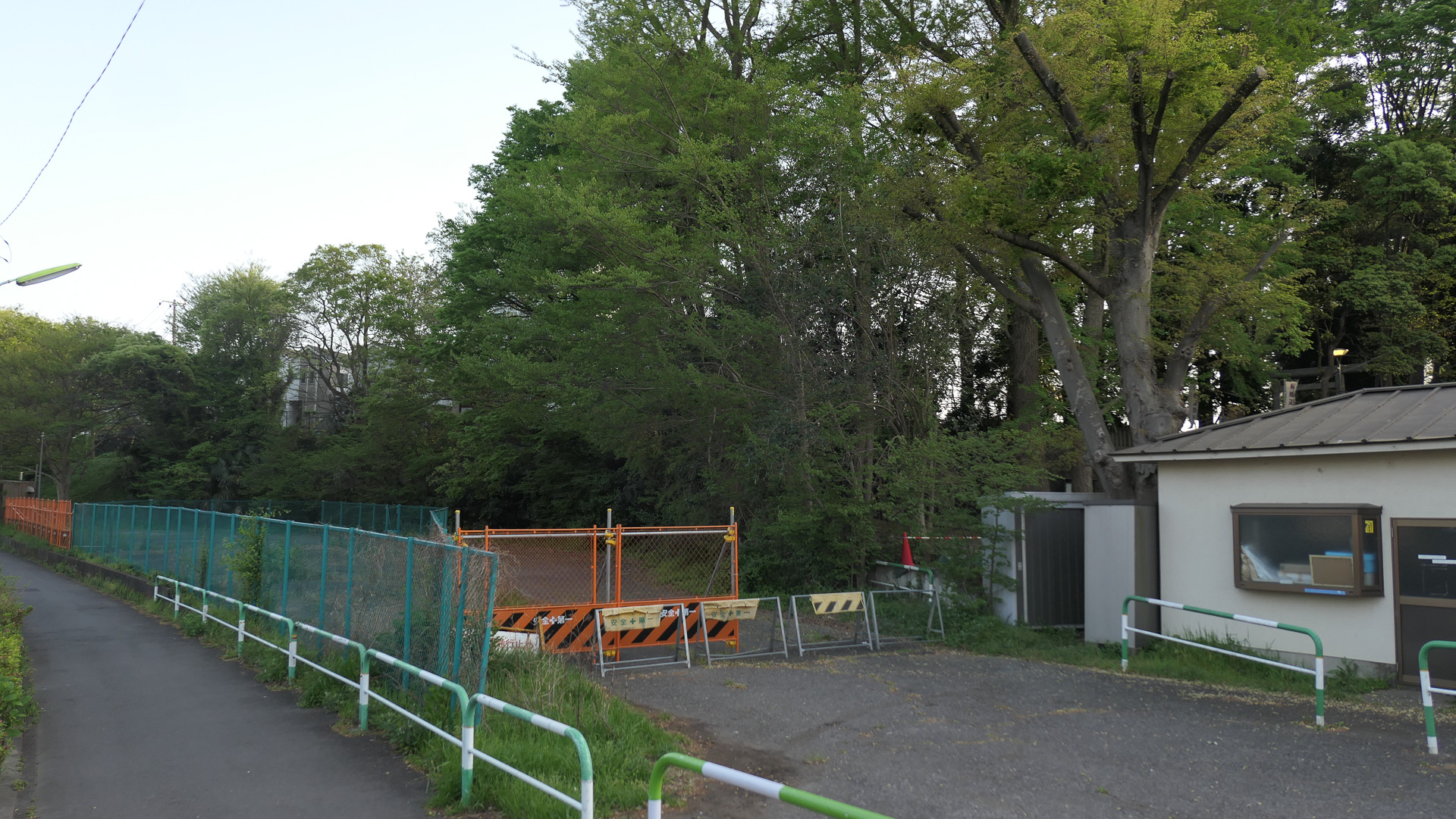 駒澤大学グランドの南側に確保されている道路延伸用地。現在は資材置き場として活用されている様子