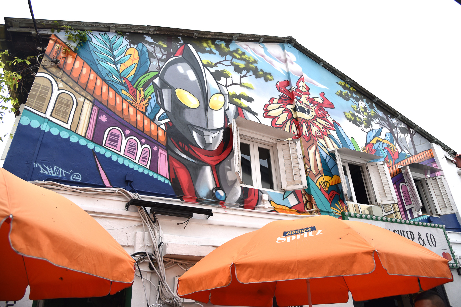 カンポン・ギラムで、円谷プロ公認の壁画「New Kid on the Block」を発見！