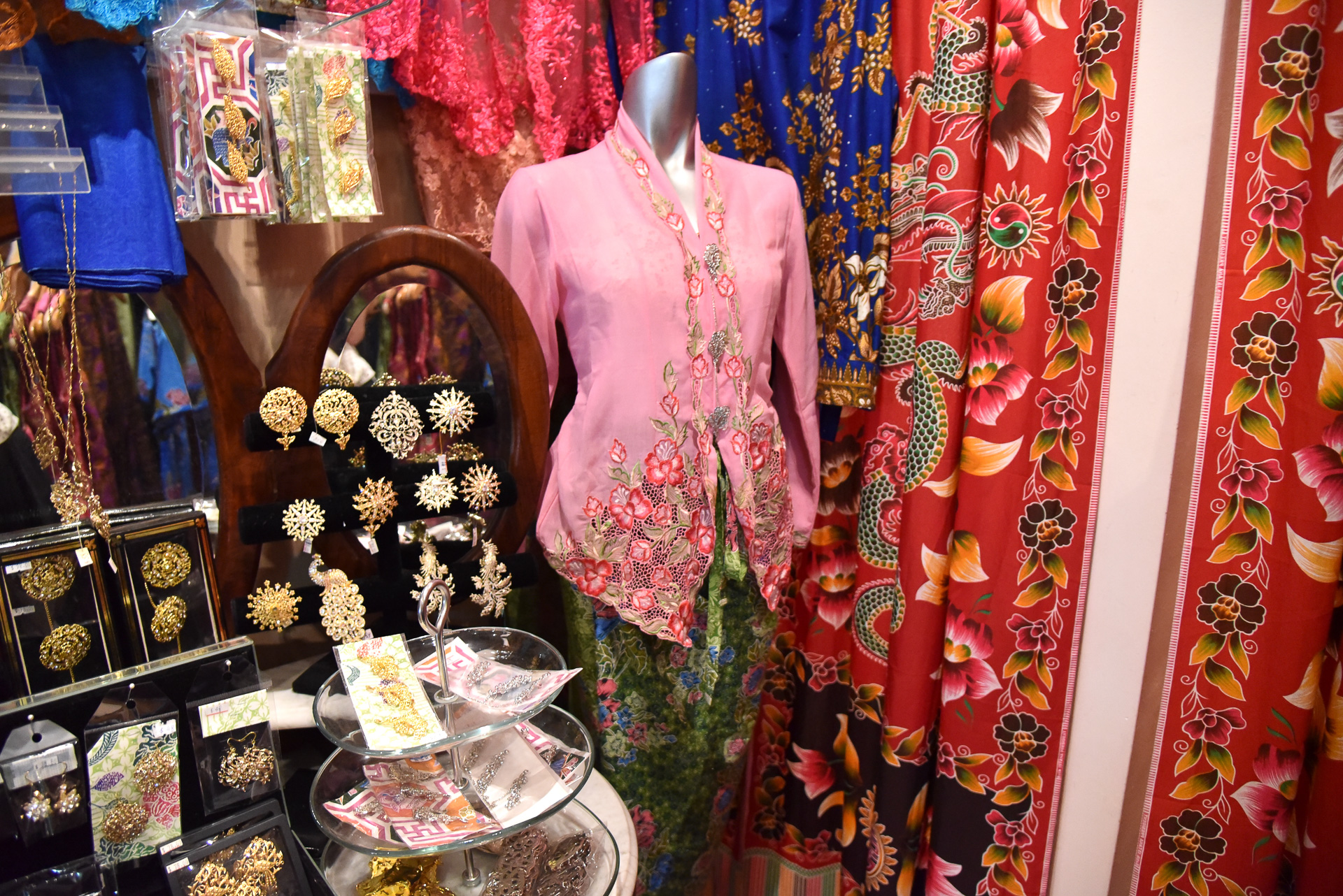 お隣の雑貨屋さんではお土産から本格的なプラナカンスタイルの民族衣装を販売