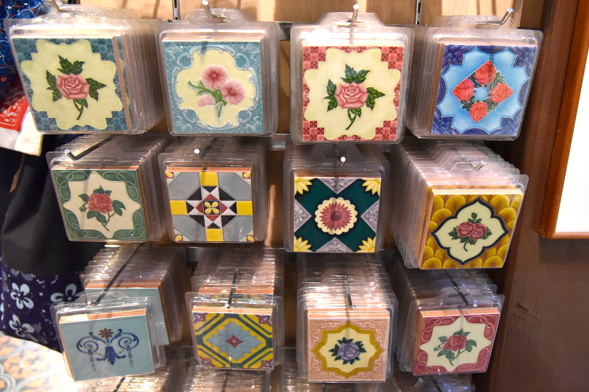 プラナカンタイルも購入可。飾るだけでなく鍋敷として使える実用性も