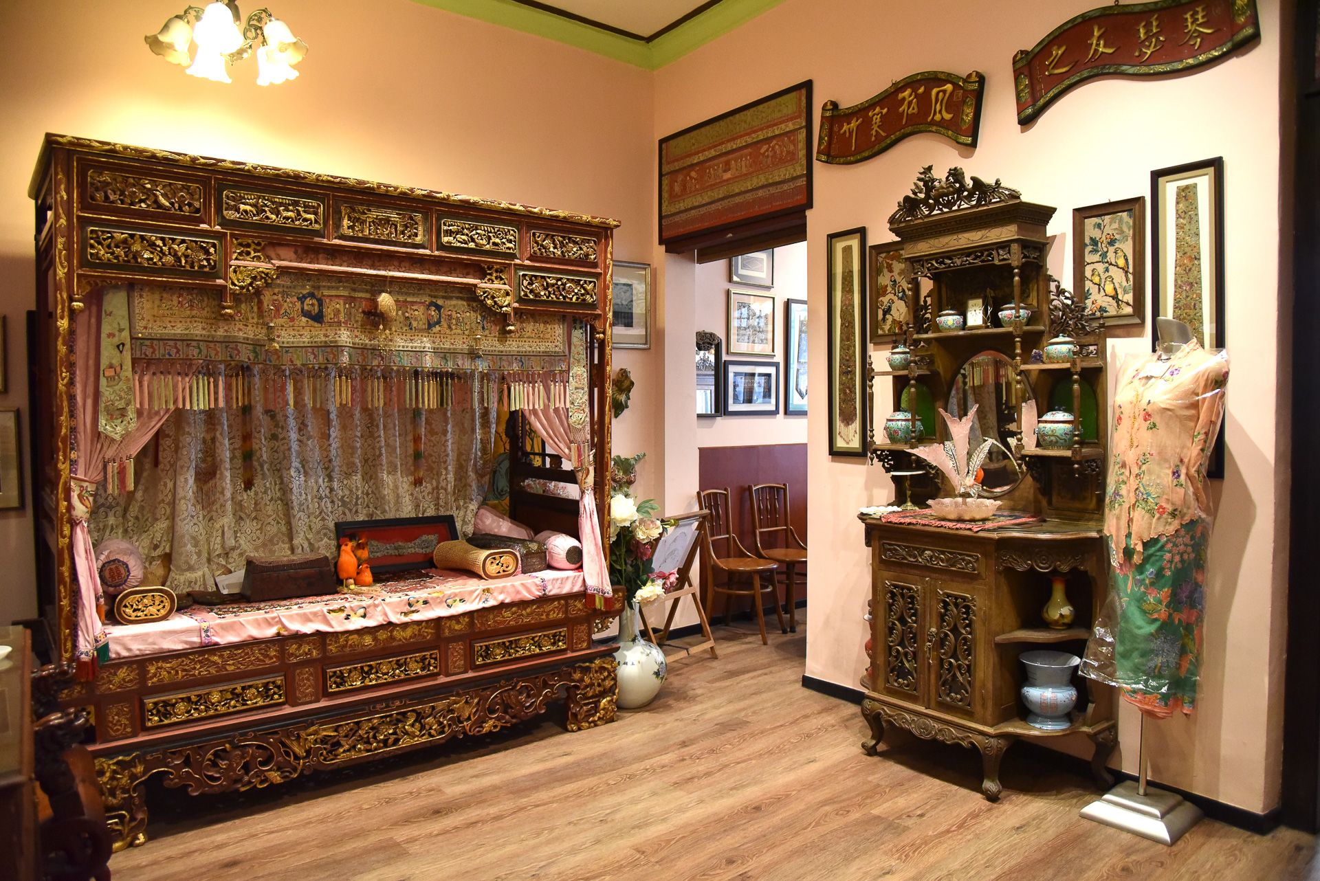 2階のギャラリーには、ウェディングベッドなど結婚向けの道具全般を展示