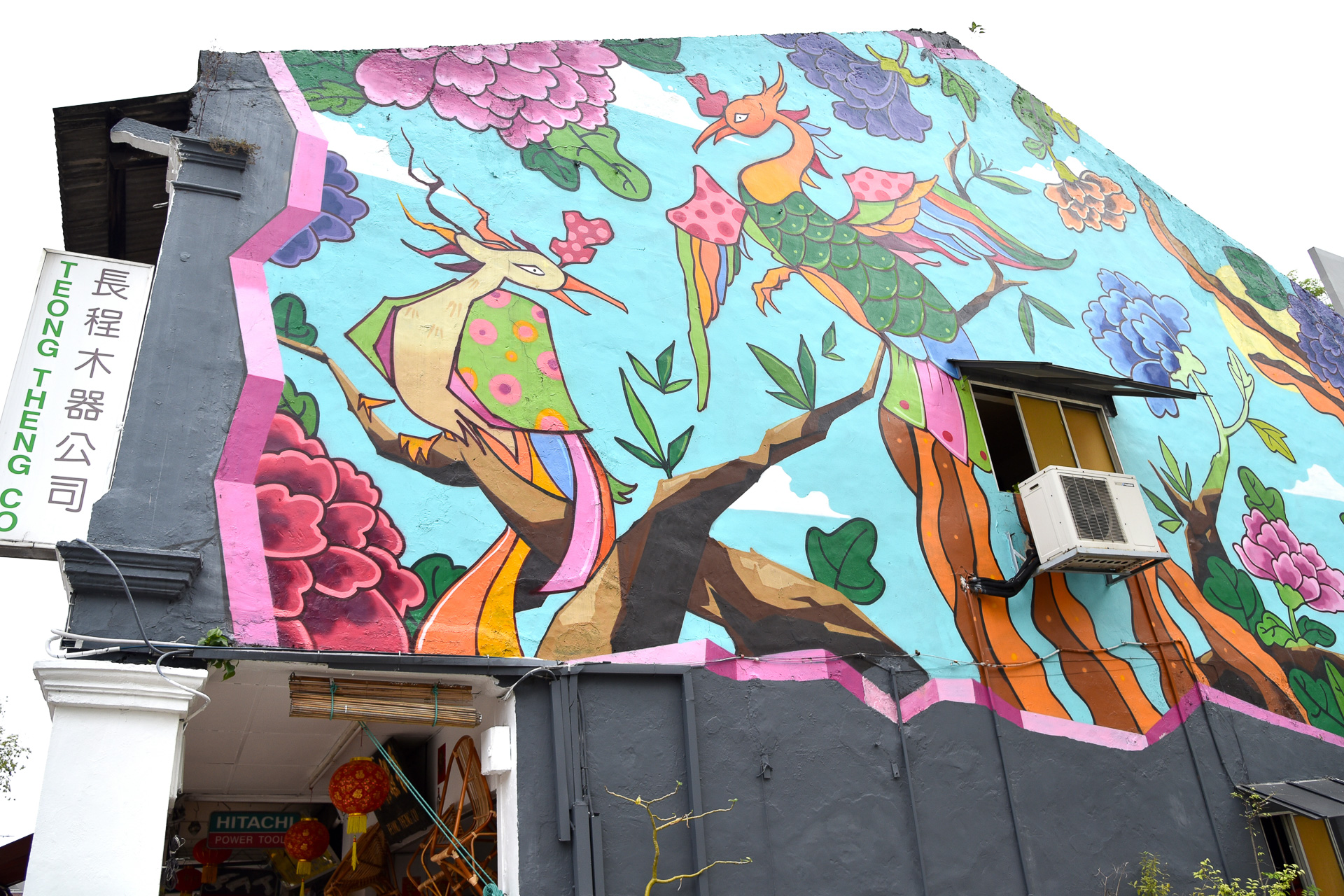 縁起物の鳳凰と牡丹が特大サイズで描かれています