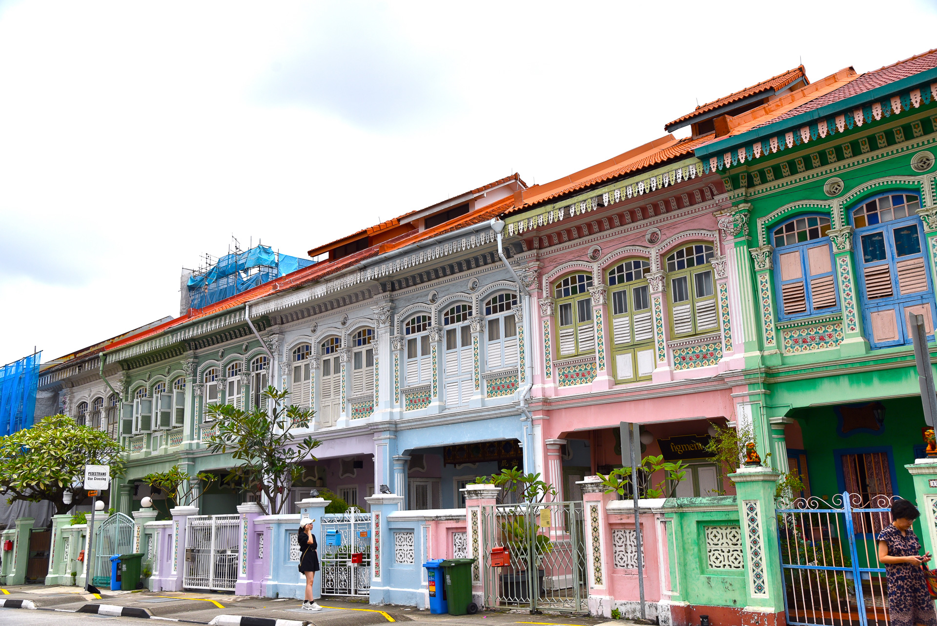 パステルカラーに目を奪われる「KOON SENG ROAD HOUSES」