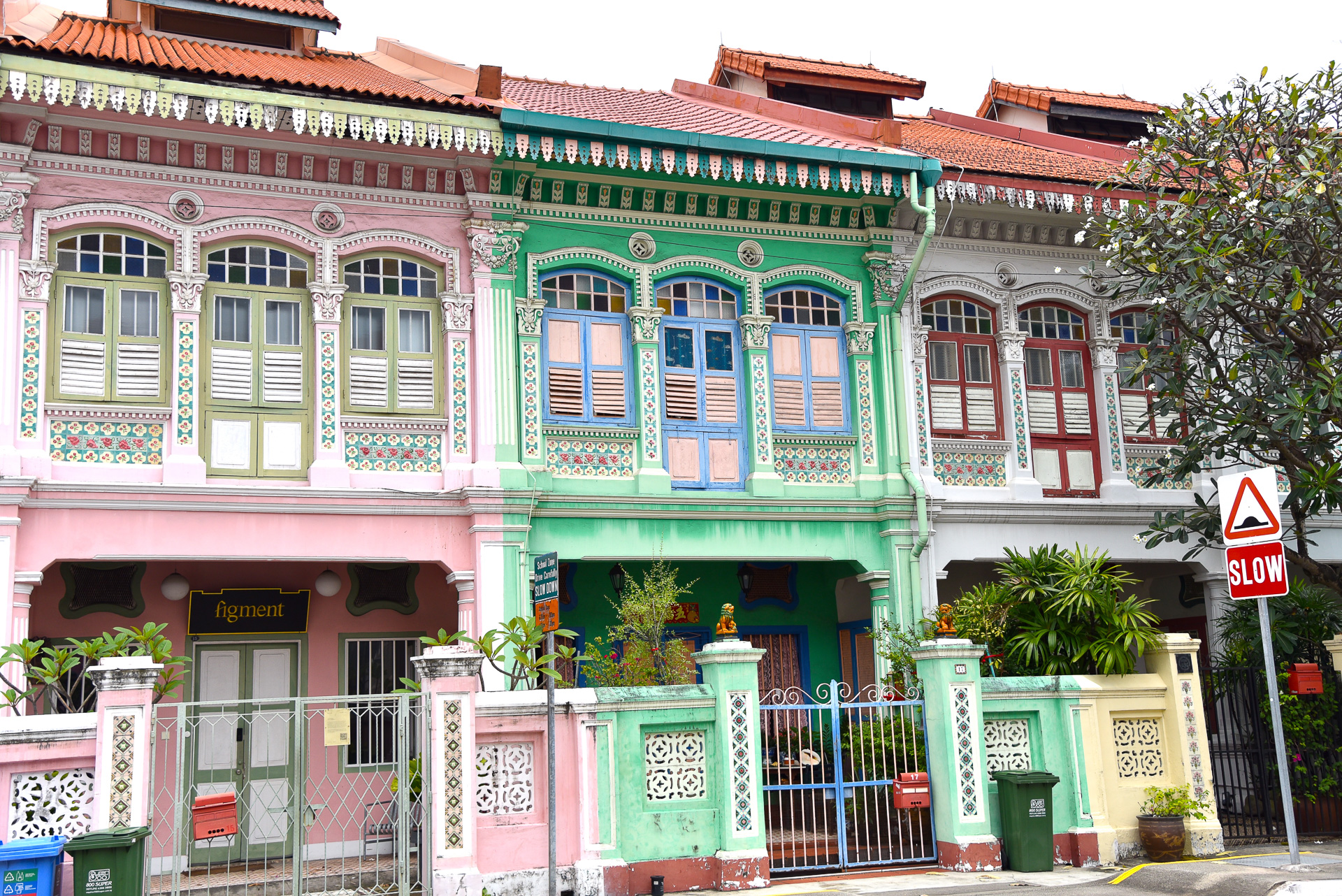 タイルを埋め込んだ装飾スタイルが特徴