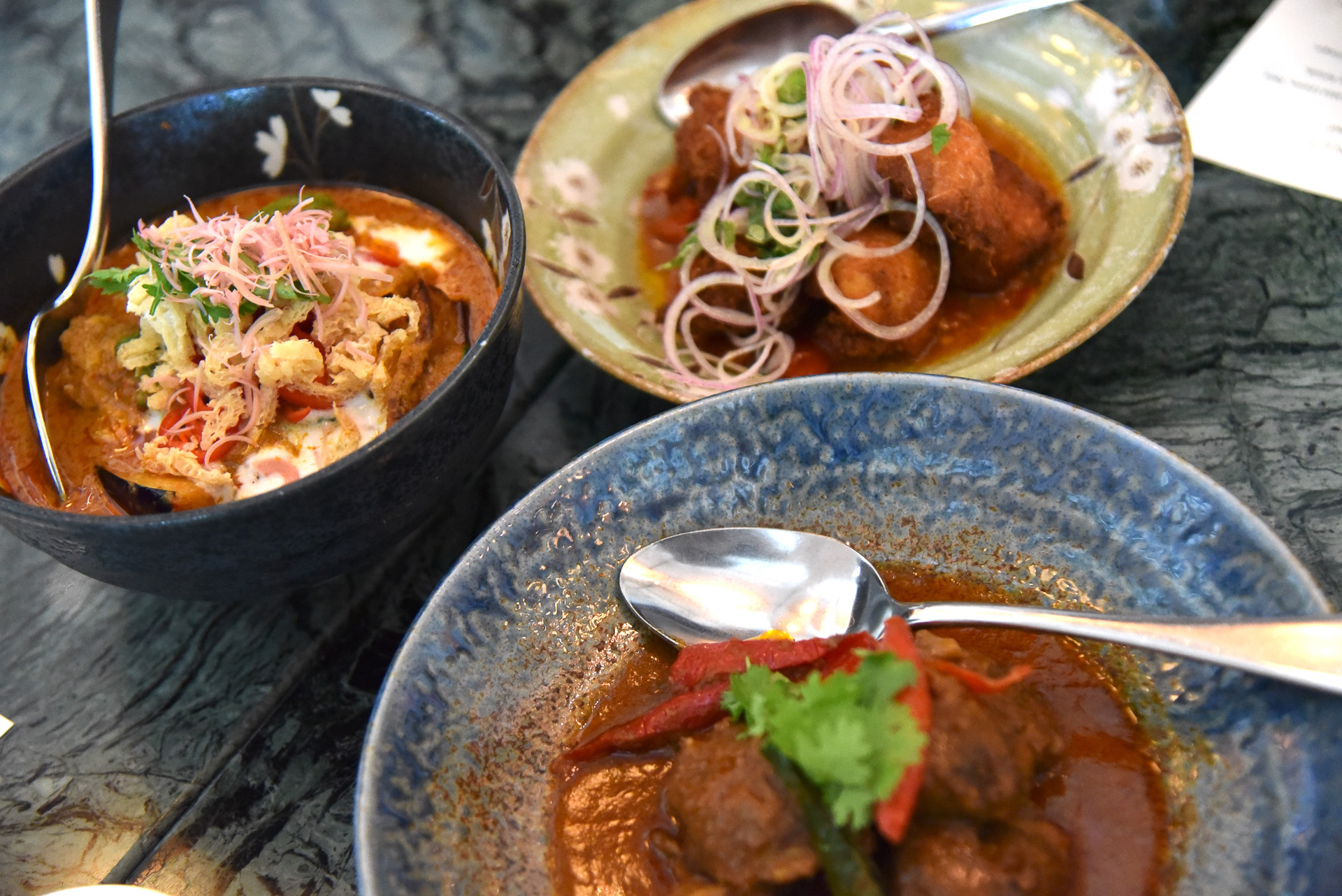 スパイスの効いた「Babi Assam」「Ikan Gulai」に「Ayam Goreng Brempah」なども