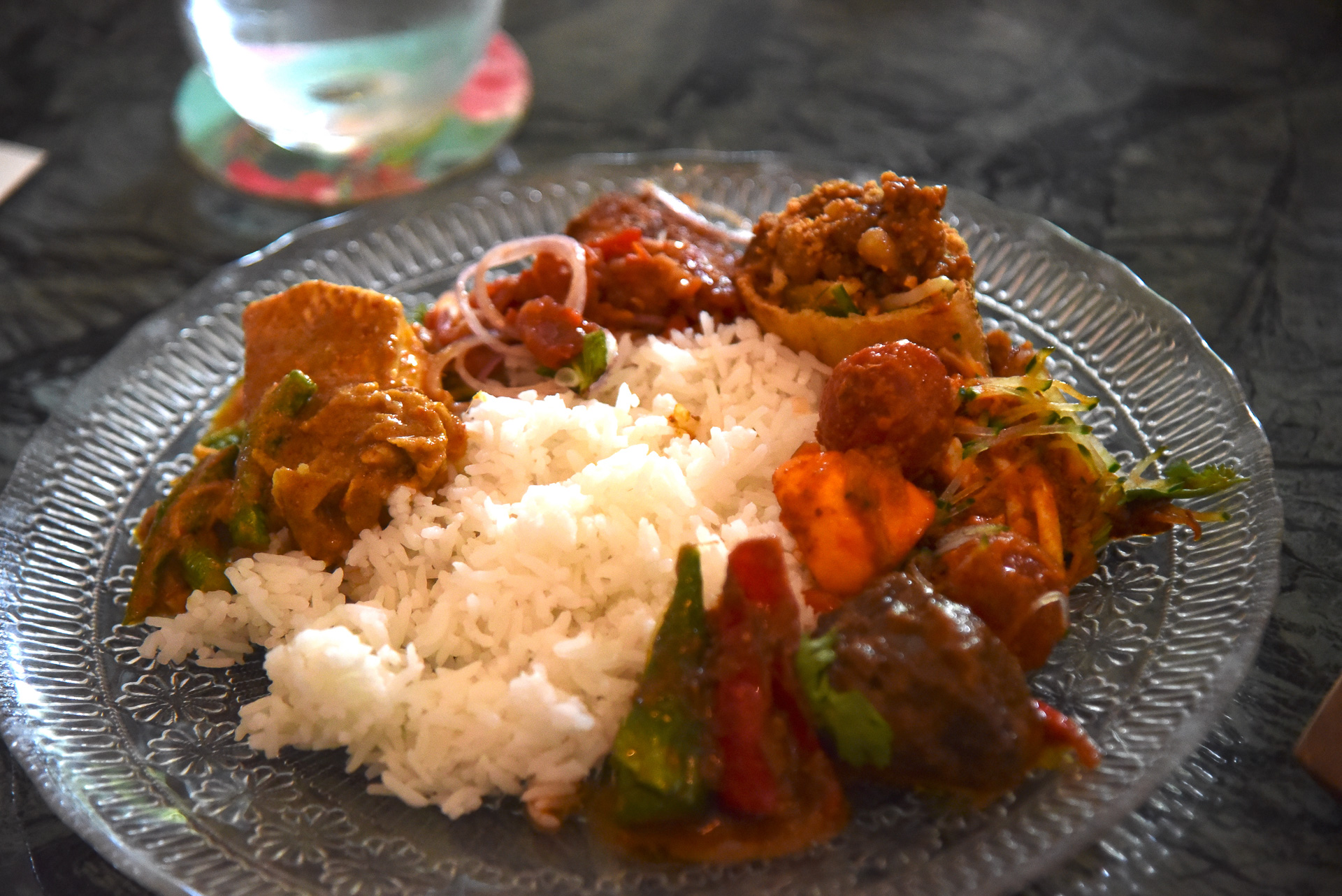 大皿に盛られた料理を手元のご飯に持って味わいます