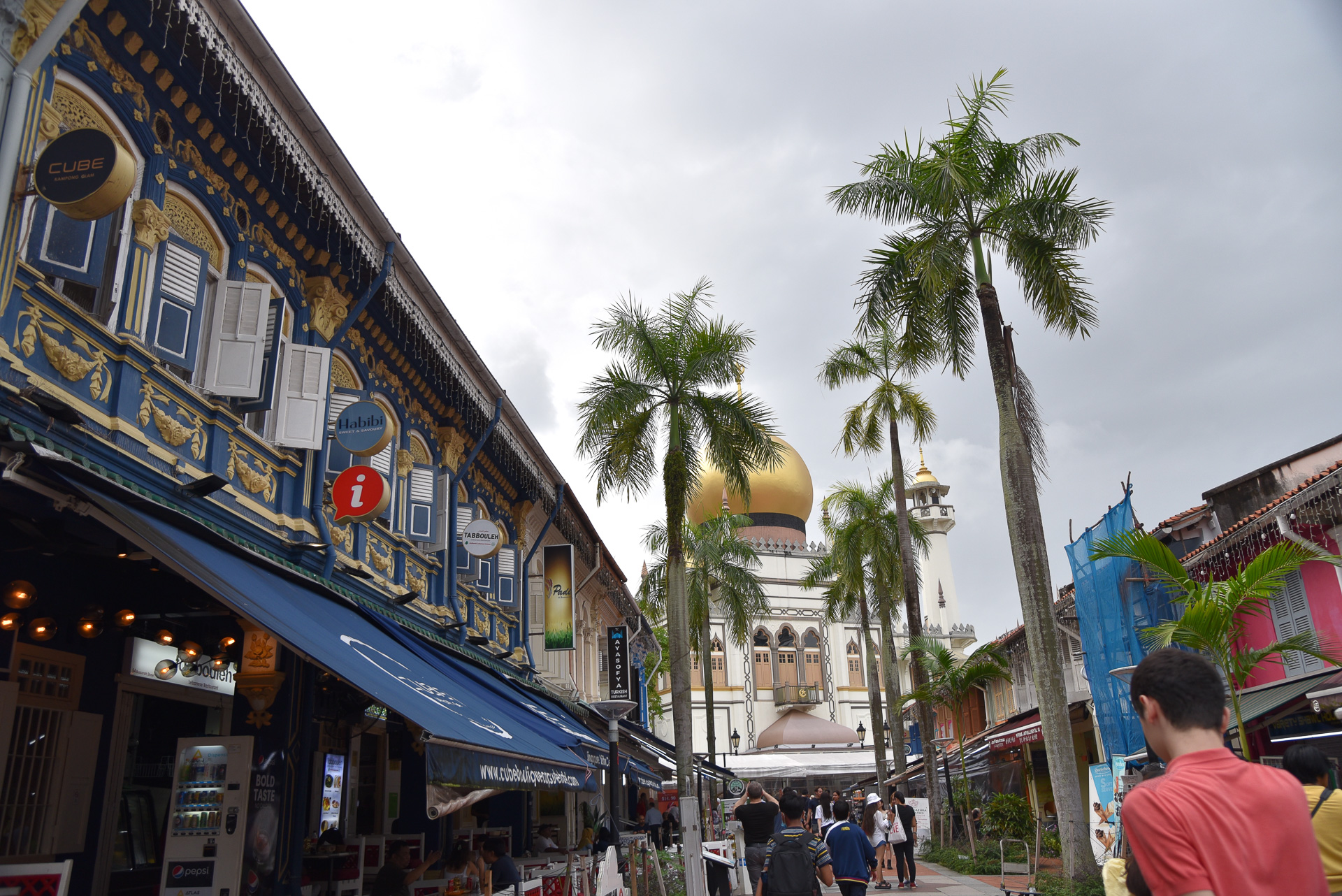 奥にはシンガポール最大のイスラム教寺院「サルタン・モスク」