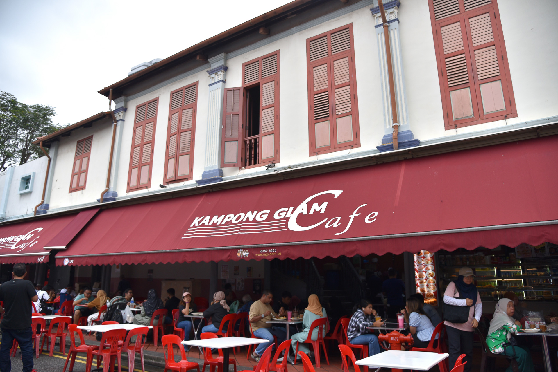 地元の人で賑わっていた「カンポン・ギラム カフェ」