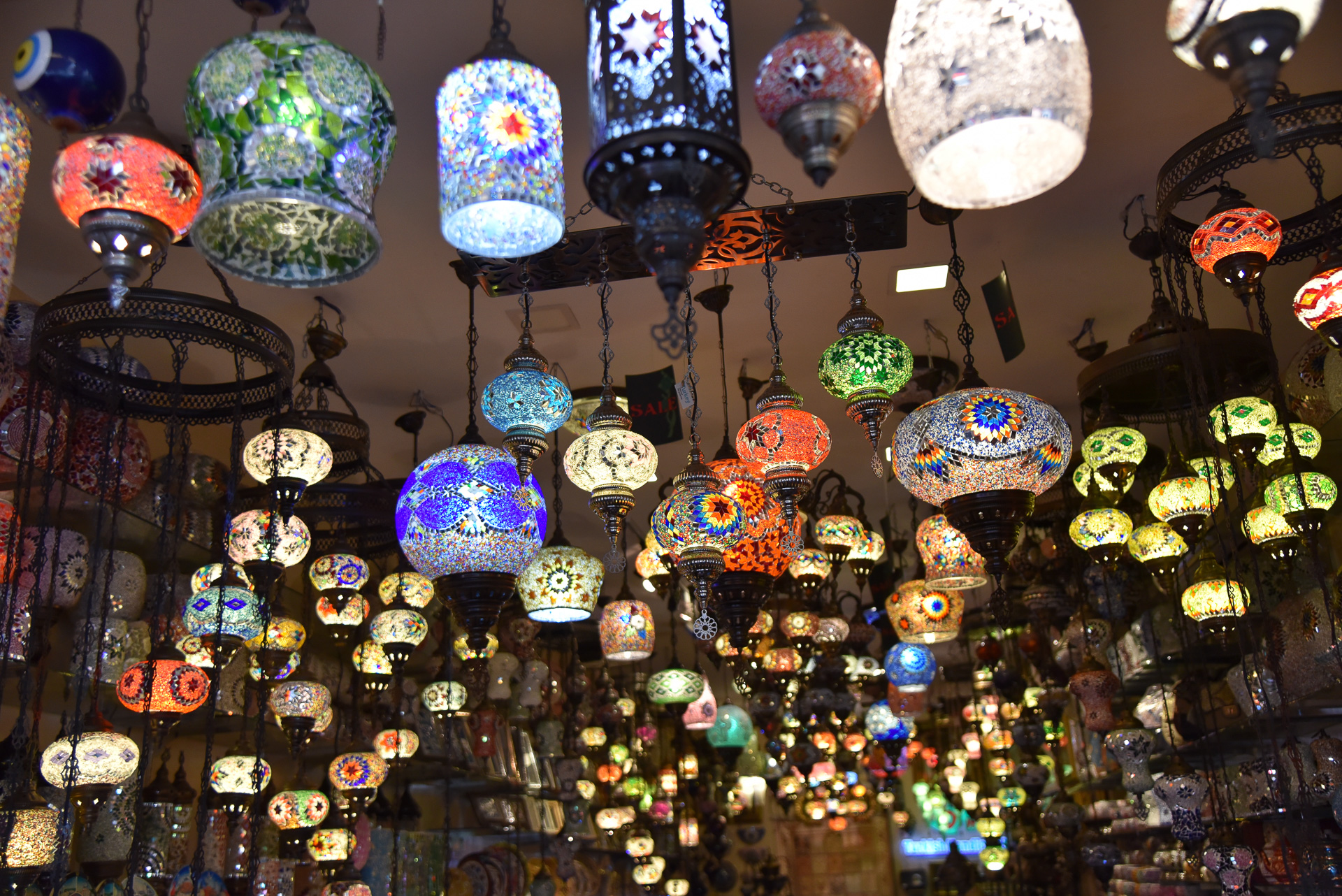 ランプなども吊るされ、異国情緒が漂います