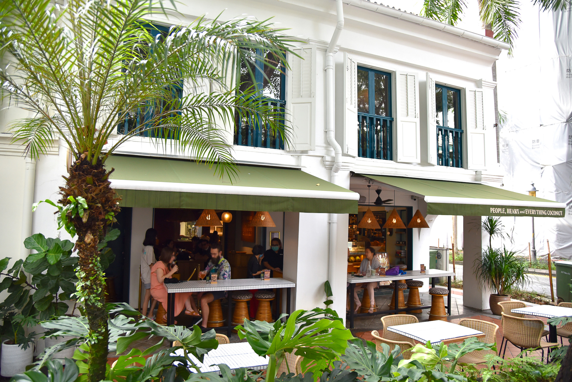 ブッソーラ・ストリート横の「ザ・ココナッツ・クラブ」