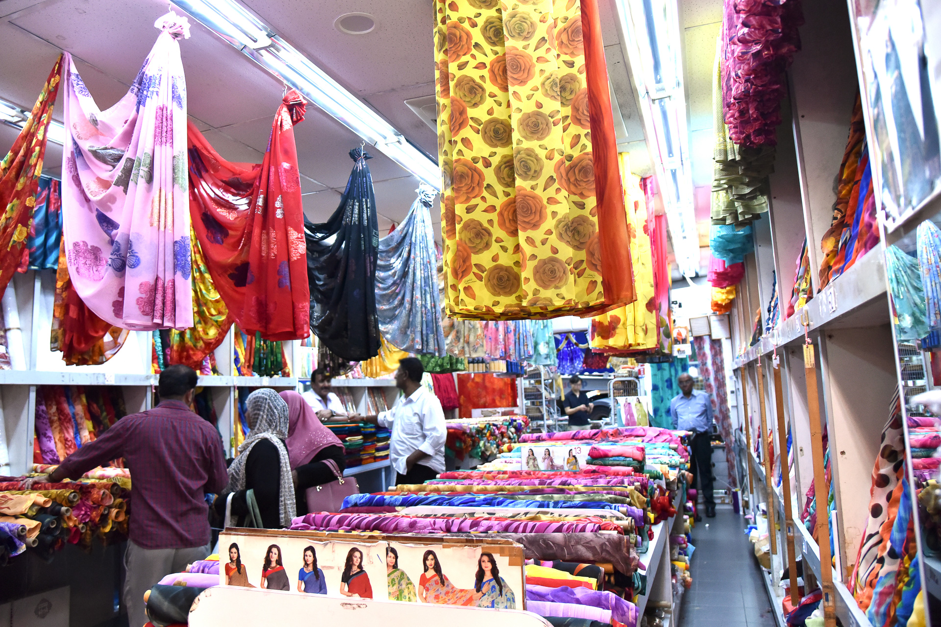 サリー用生地を販売する「Sri Ghanesh Textiles」へ。シルク製は60Sドルから