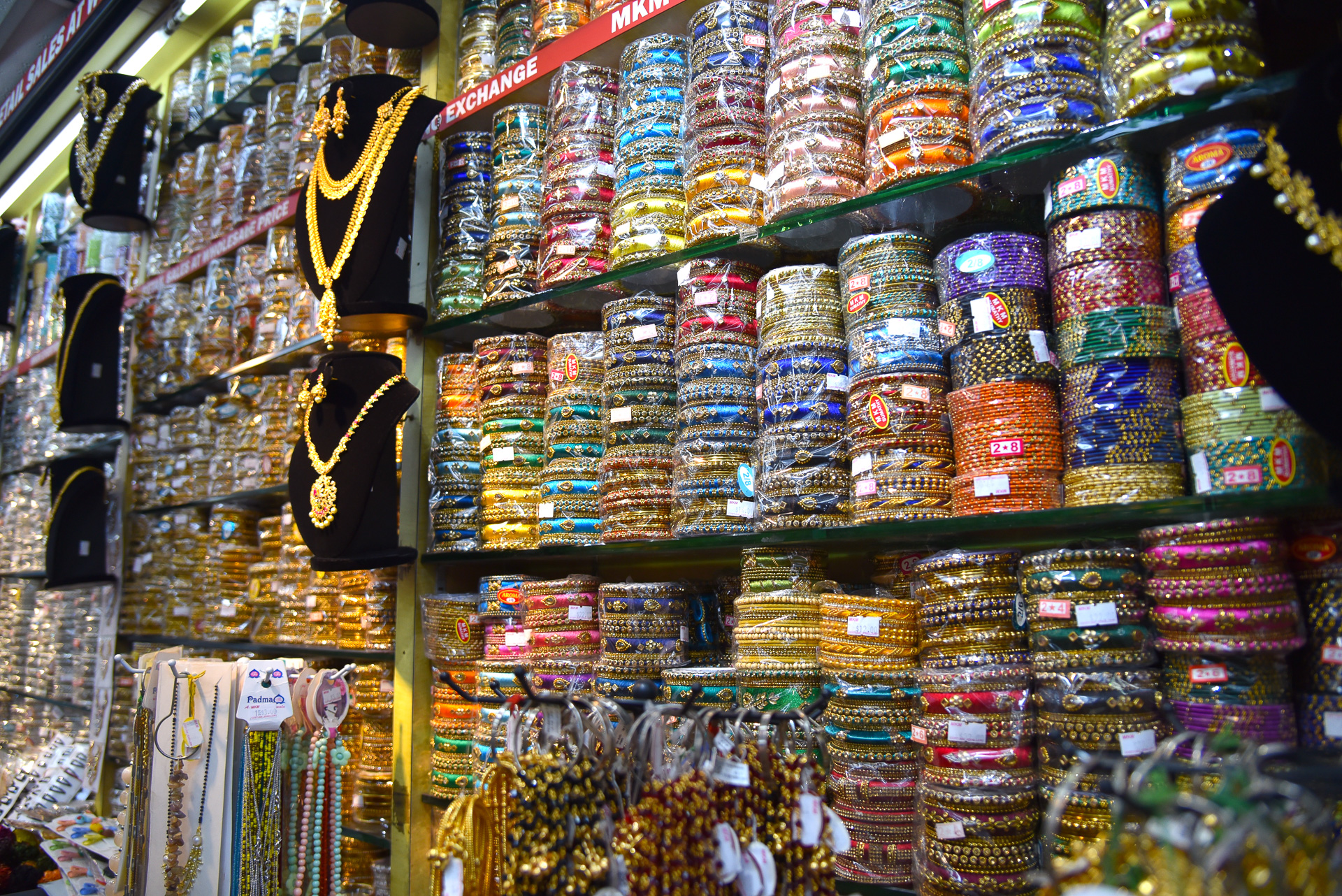 すぐ近くのプチプラアクセショップもチェック