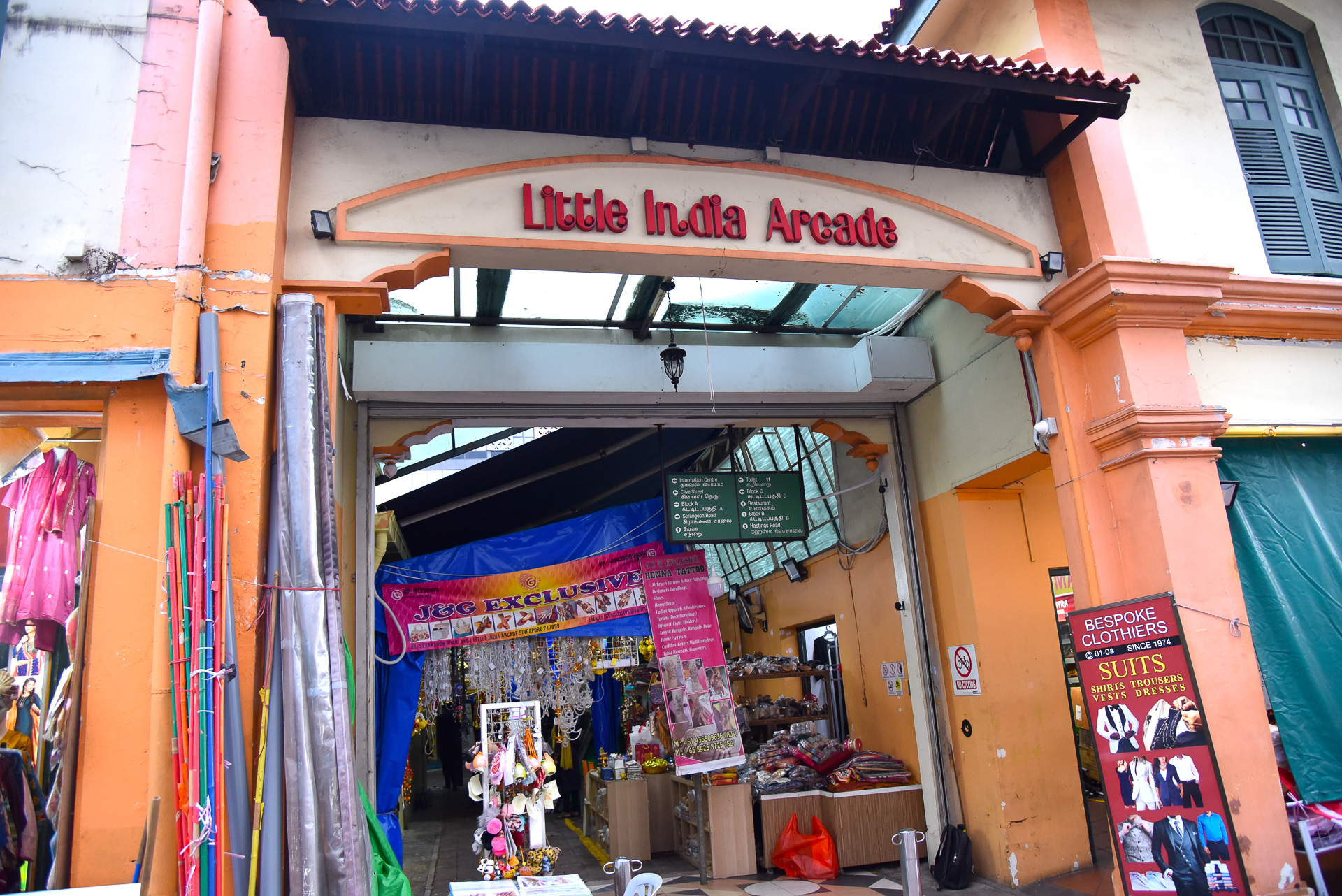 「リトル・インディア・アーケード」は小売店がひしめきあっています