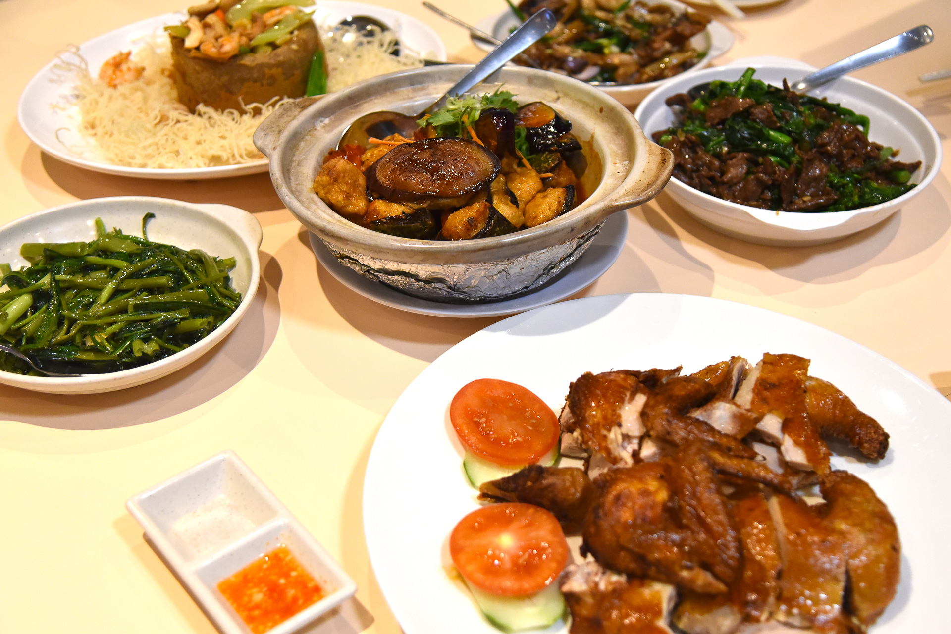 ズチャ料理は大皿をたっぷり並べ、みんなで囲んで食べます