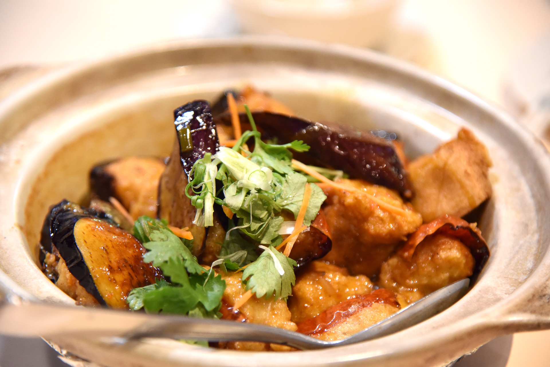 名物の「Claypot Yong Tau Foo」（30Sドル）はマストで！