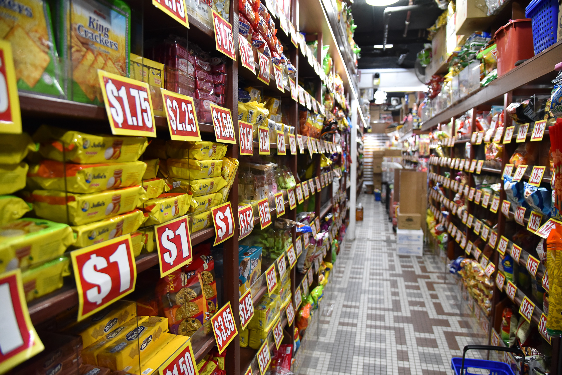 現地価格でお菓子や日用品が揃うんです