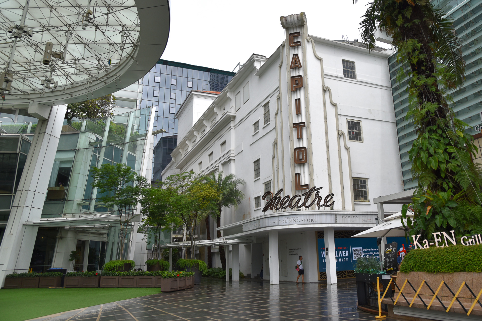 ビクトリア朝の建物が目印。館内1Fはレストランが集まっています