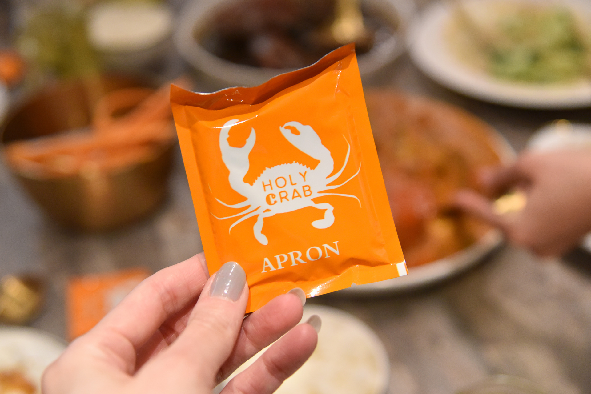 カニは手づかみが基本！スマホを置いて、ガブリつきましょう。エプロンもあるので大丈夫