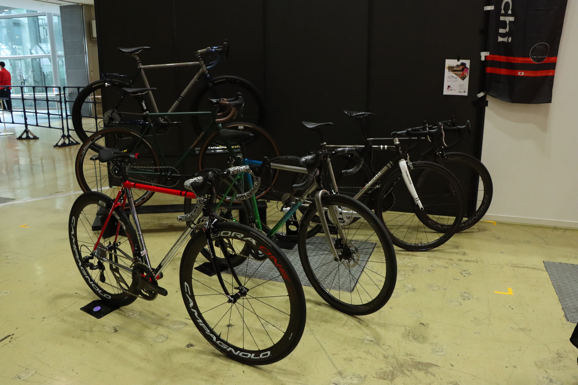 ほかにもオーダーメイドバイクメーカーの自転車がたくさんあった