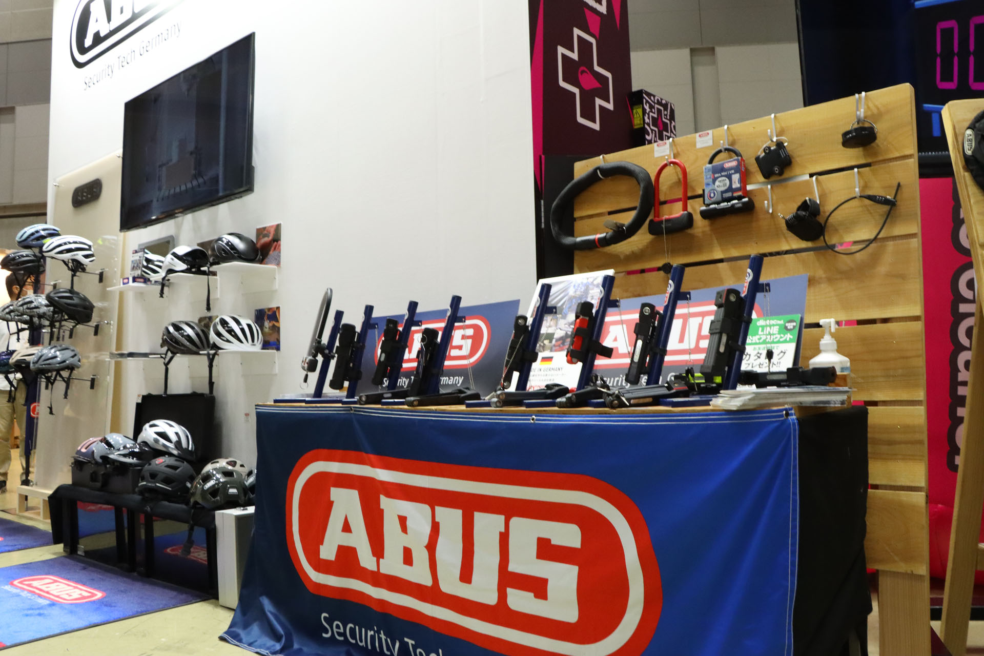 頑丈さが売りのABUSはヘルメットも展開している