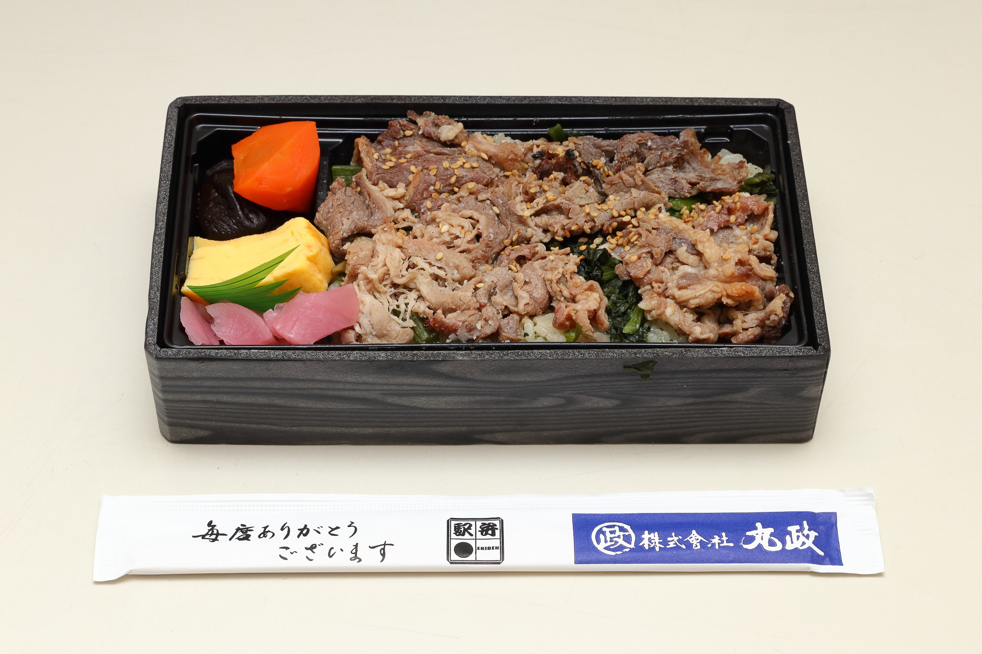 牛めしに付け合せの煮物を組み合わせたシンプルな見た目ながら味付けはなかなか個性的