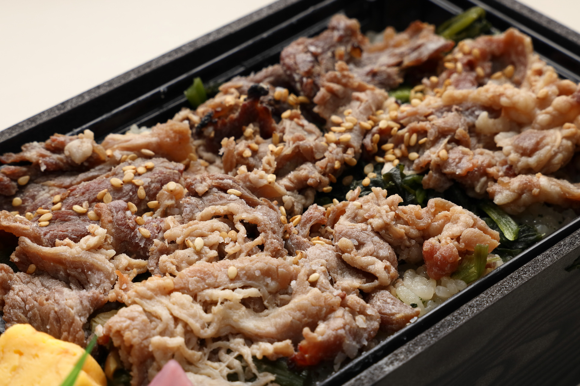 甘辛い炭火焼の牛肉もボリューム十分