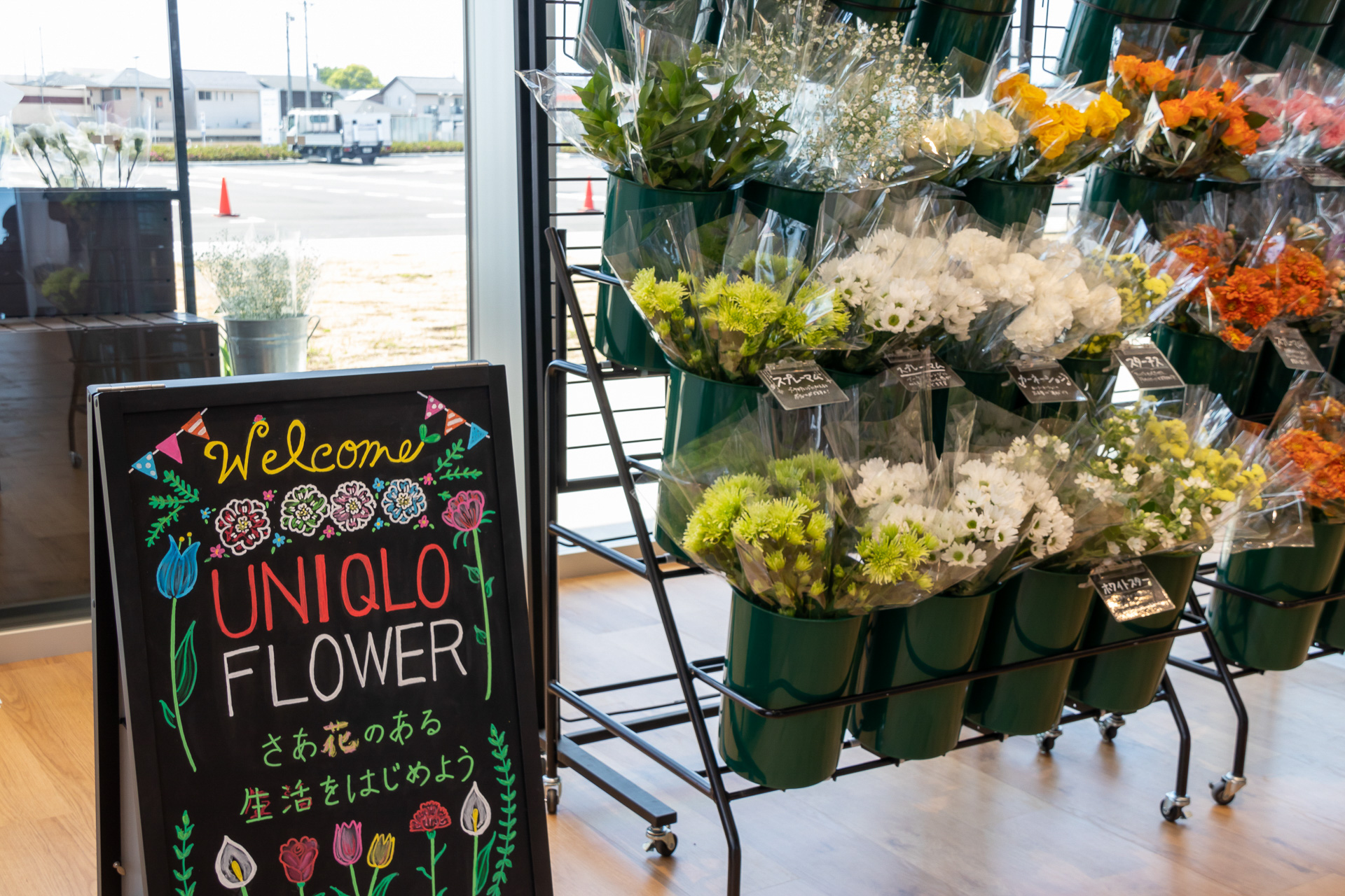 店内にも多くの花束が陳列されている