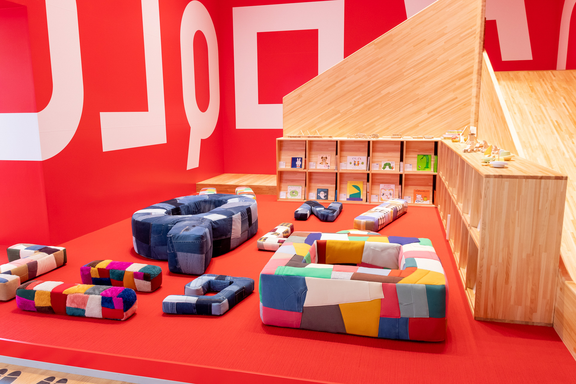 クッションや木製の滑り台を設置している