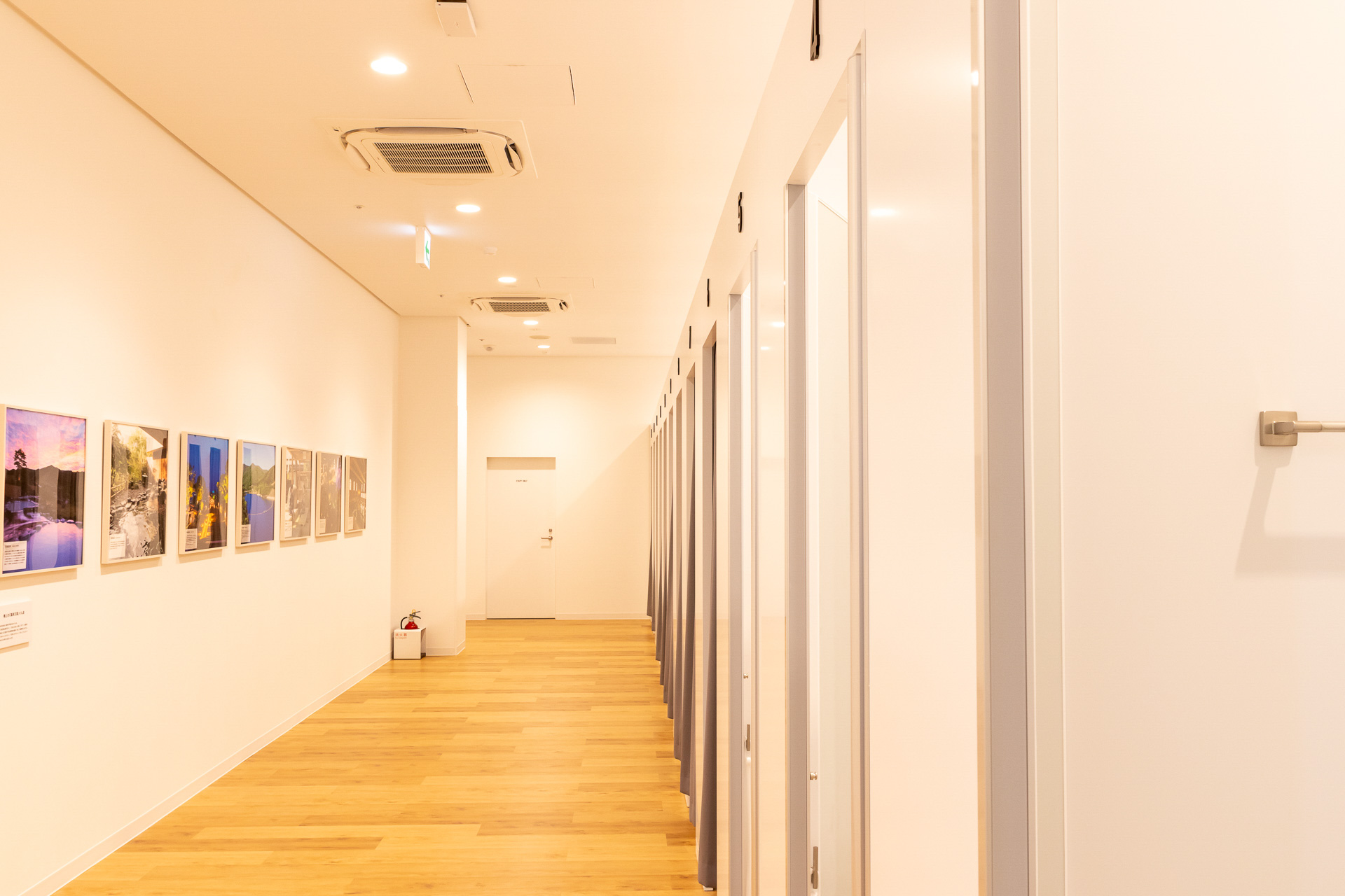 試着室のある通路脇に飾られた温泉地の紹介