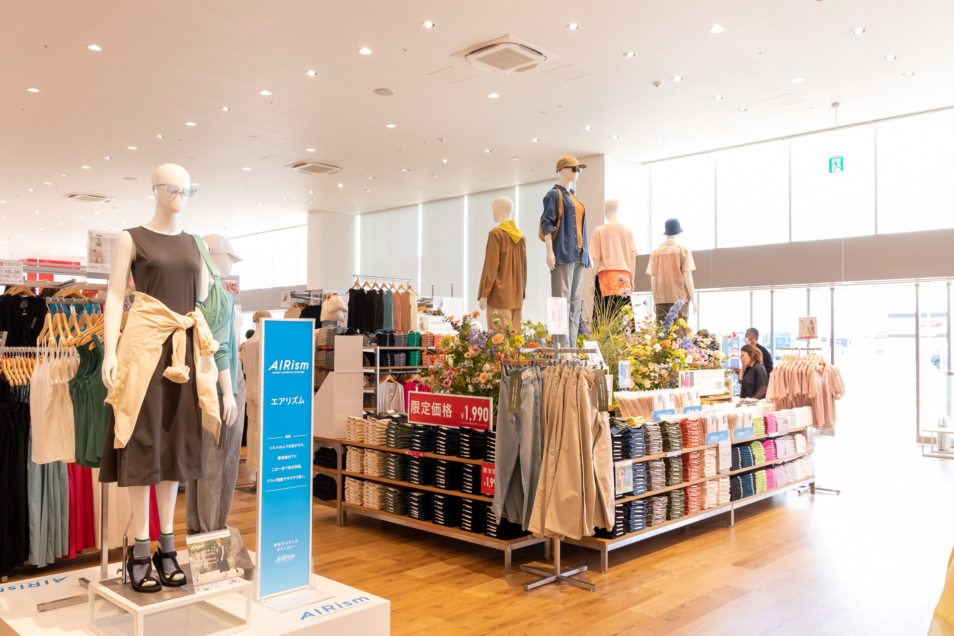 店内は天井が高く開放感があり、大きなガラスファサードにより自然光を多く取り入れられる設計になっている