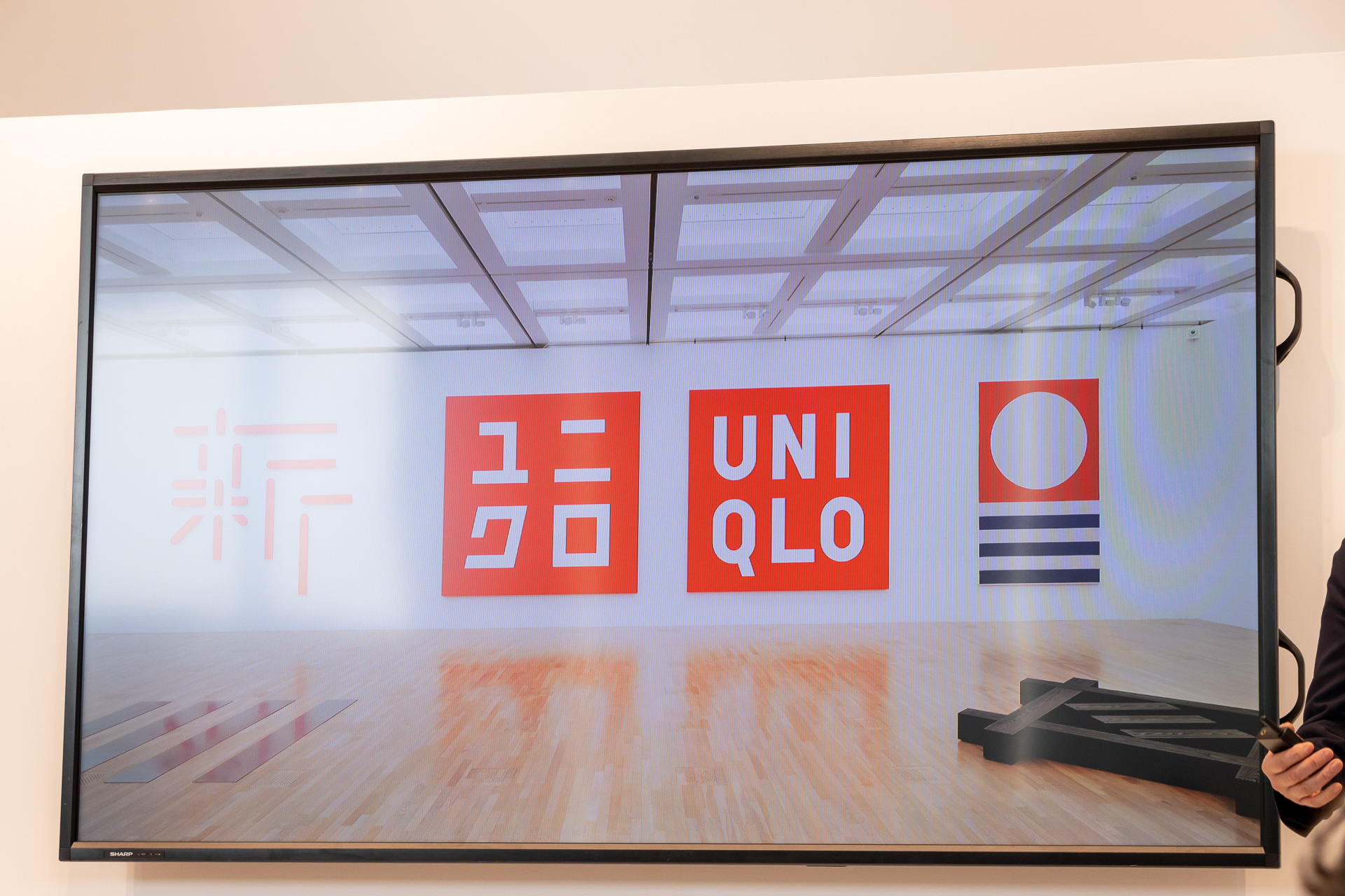 個展で展示したユニクロのロゴ