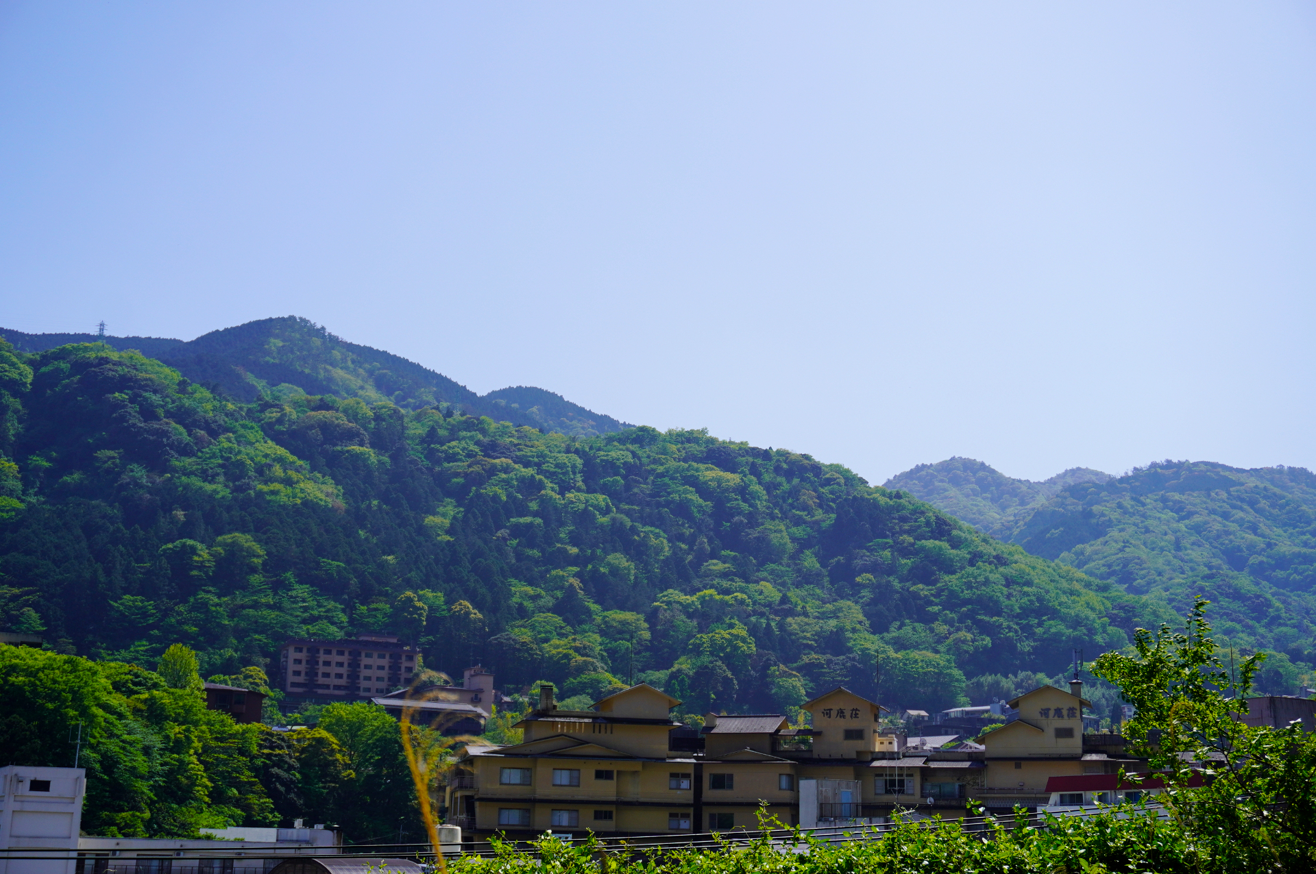 温泉街と雄大な山々を望む