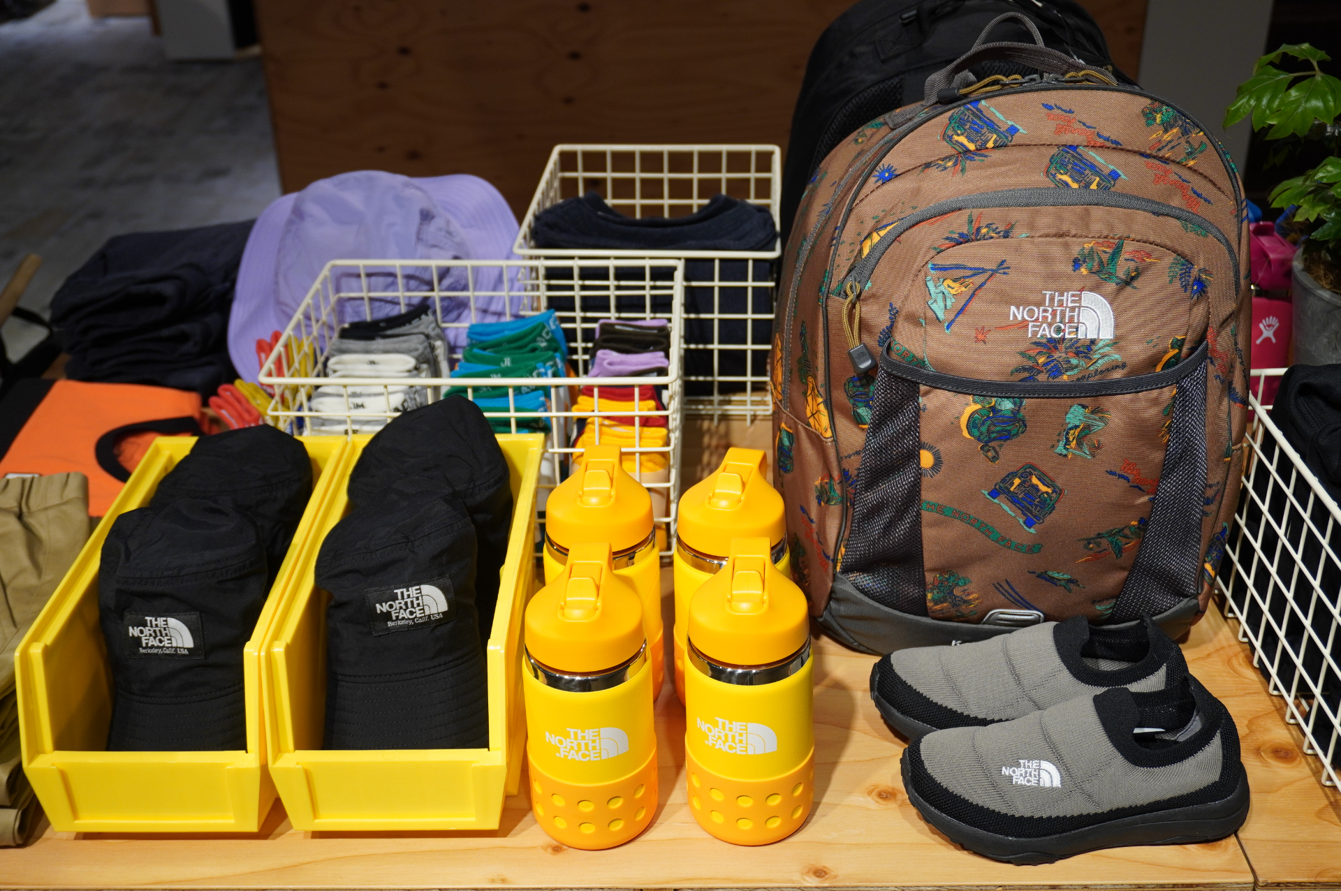 登山やハイキングに特化したアイテムが多い