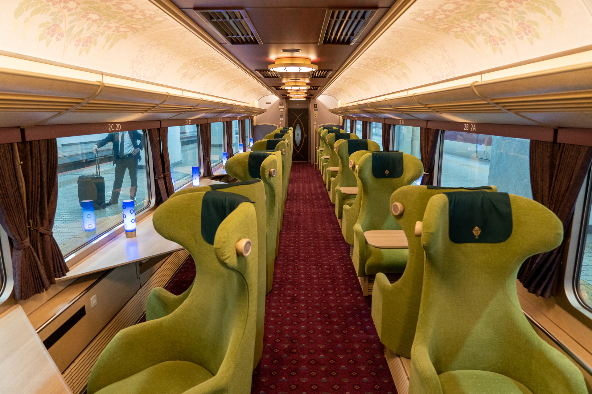 “乗った瞬間から悠久の歴史・文化を感じる上質空間”と謳うだけあって素晴らしい内装