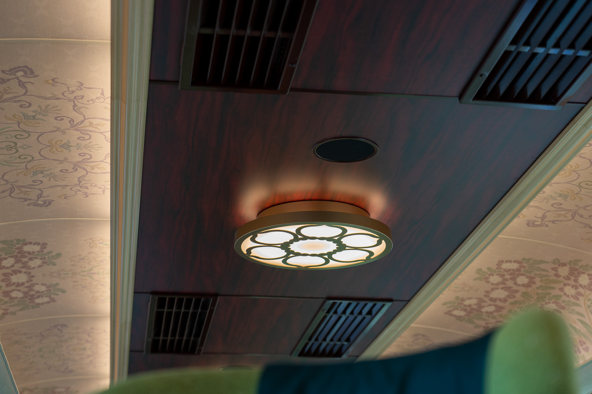 天井のライトや床のカーペットなどにも注目