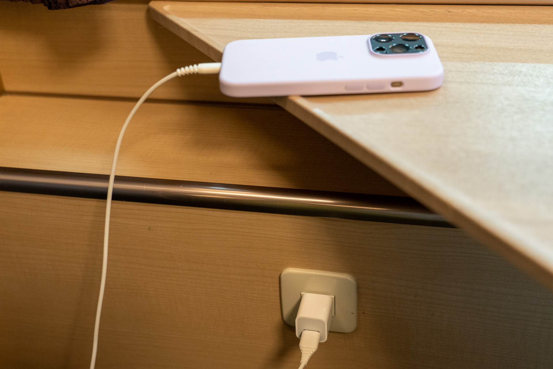 各座席にはコンセントを設置。車内Wi-Fiサービスもあります