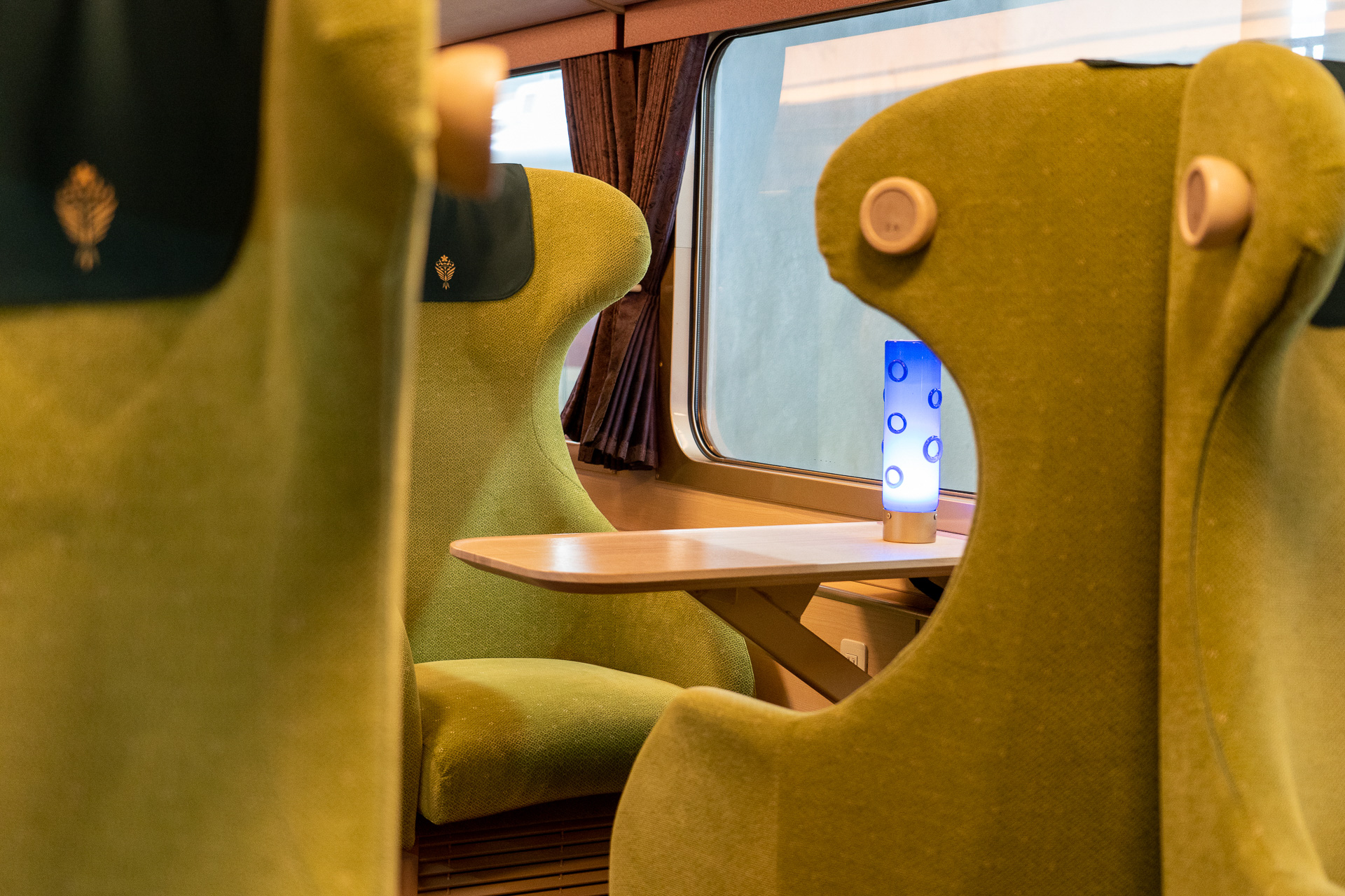 身体が包み込まれるようなシート。色は青丹（あおに）色。枕詞はここから来ているのですね