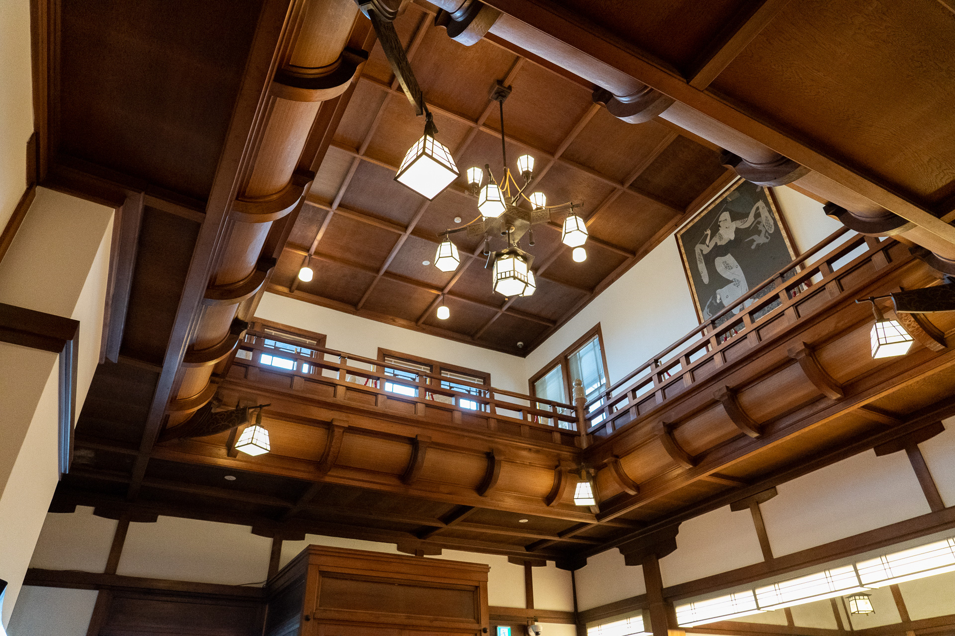 ロビーの吹き抜け格天井の高さは約9mも！