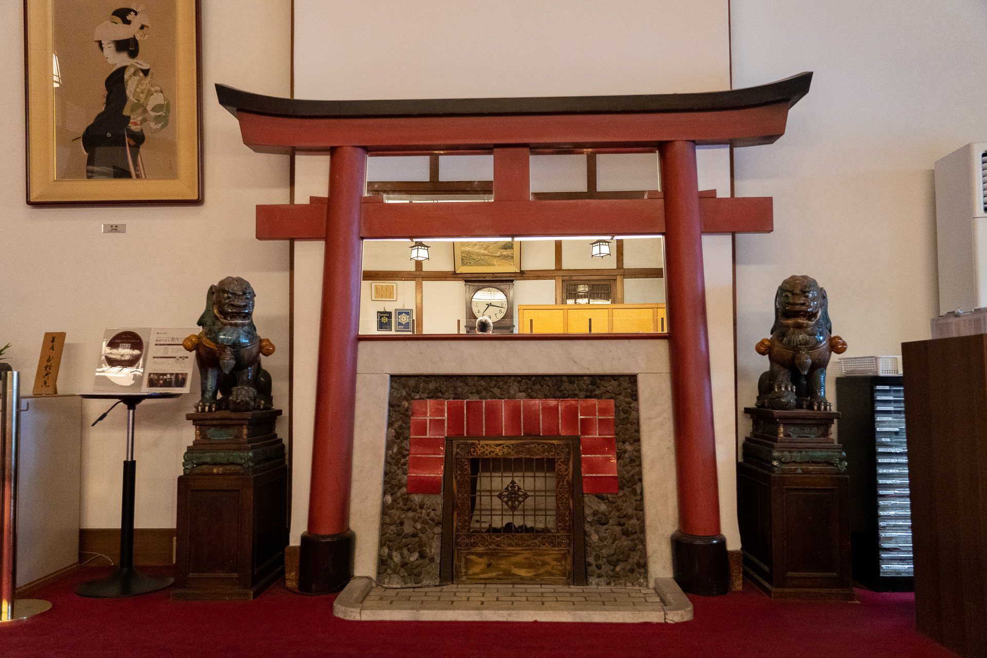 マントルピース（暖炉）が鳥居に囲まれているという組み合わせがユニーク