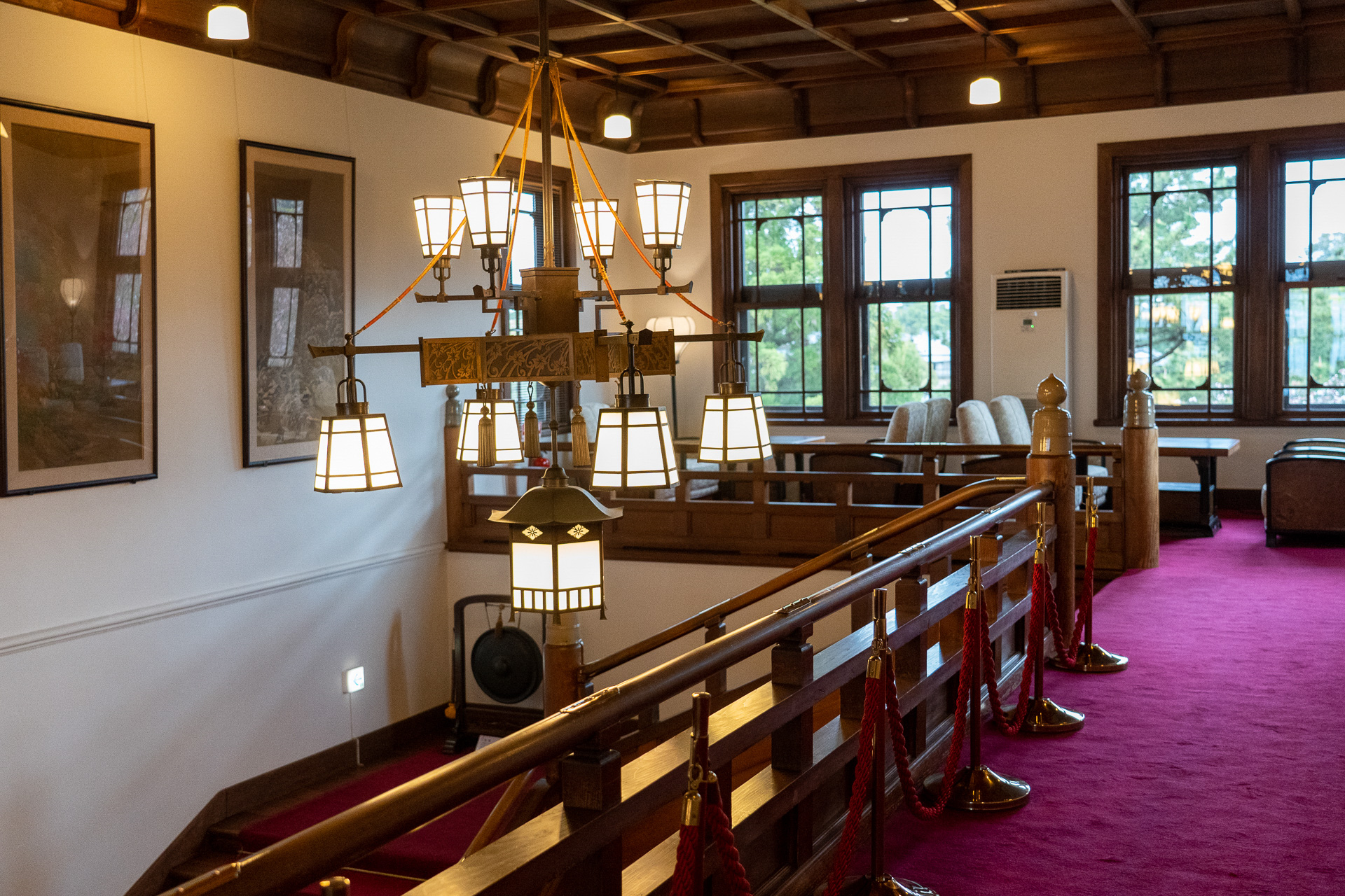 大階段を上がった2階。和風シャンデリアに目が釘付け