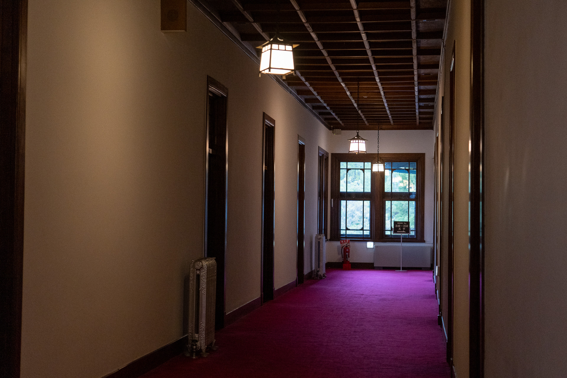 客室へ続く本館の廊下は天井が高い