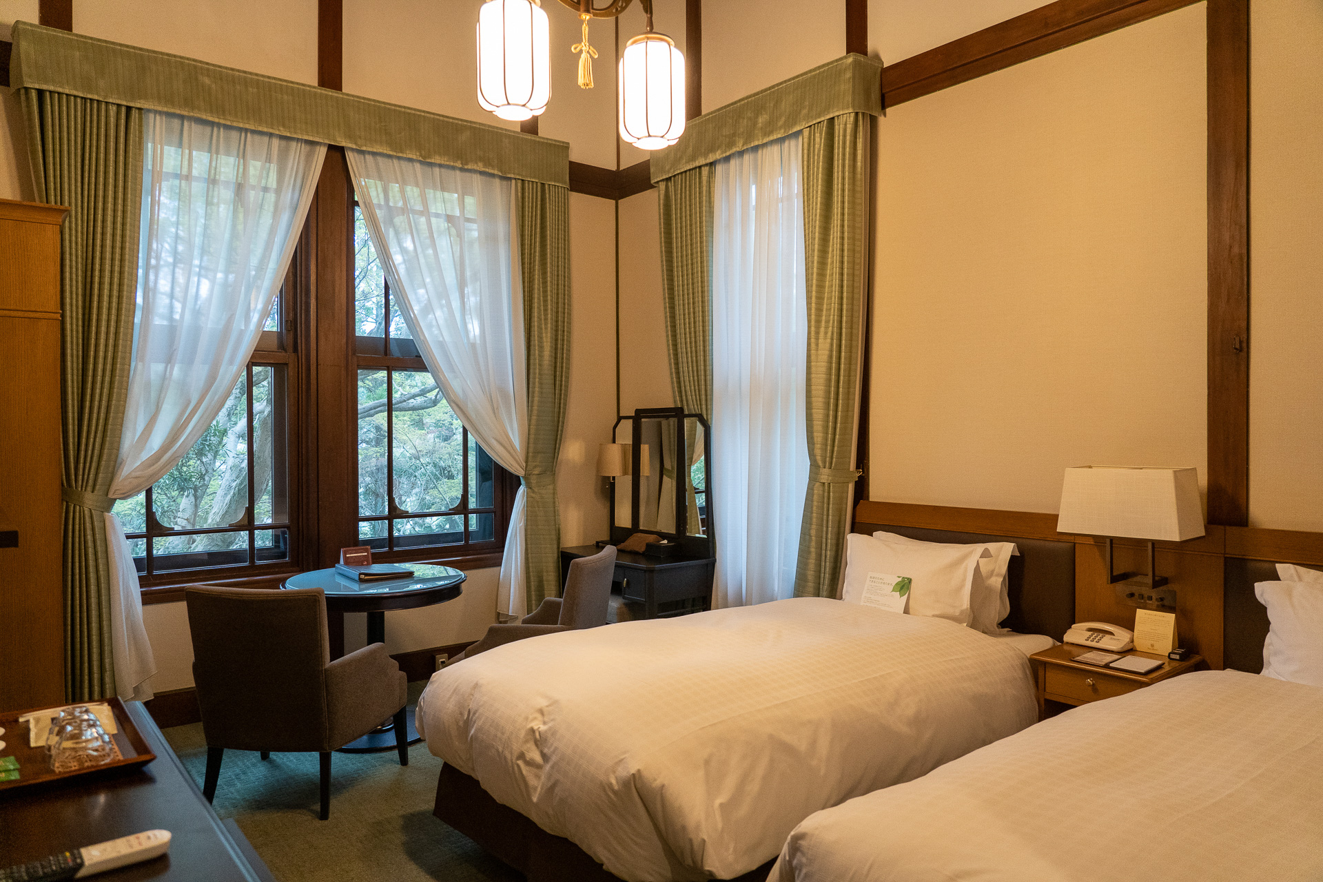 本館スタンダードツインの角部屋。ヨーロッパの古いホテルのような雰囲気！