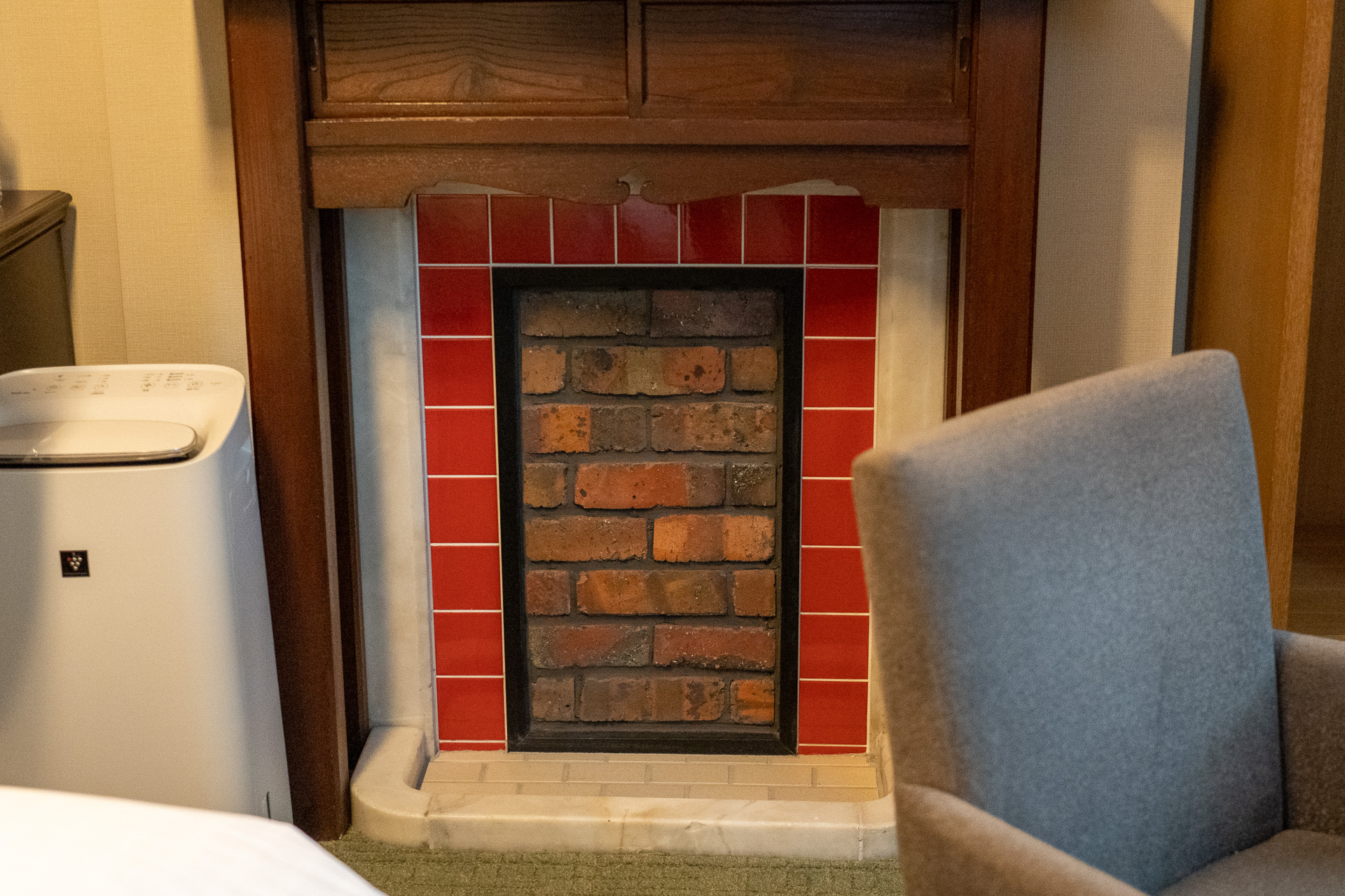 創業当時のマントルピース（暖炉）。現在は使われておらずイミテーションですが、こうして残すことに意味がありますよね