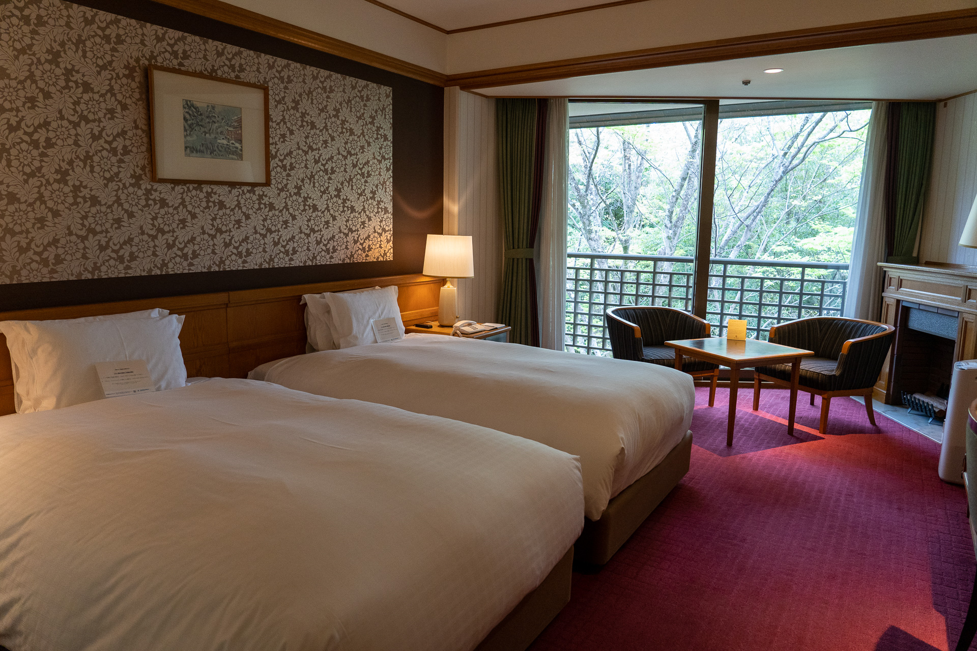 こちらが泊まった新館スタンダードツインのお部屋。本館より少し広くて33m<span class="em sup">2</span>あります