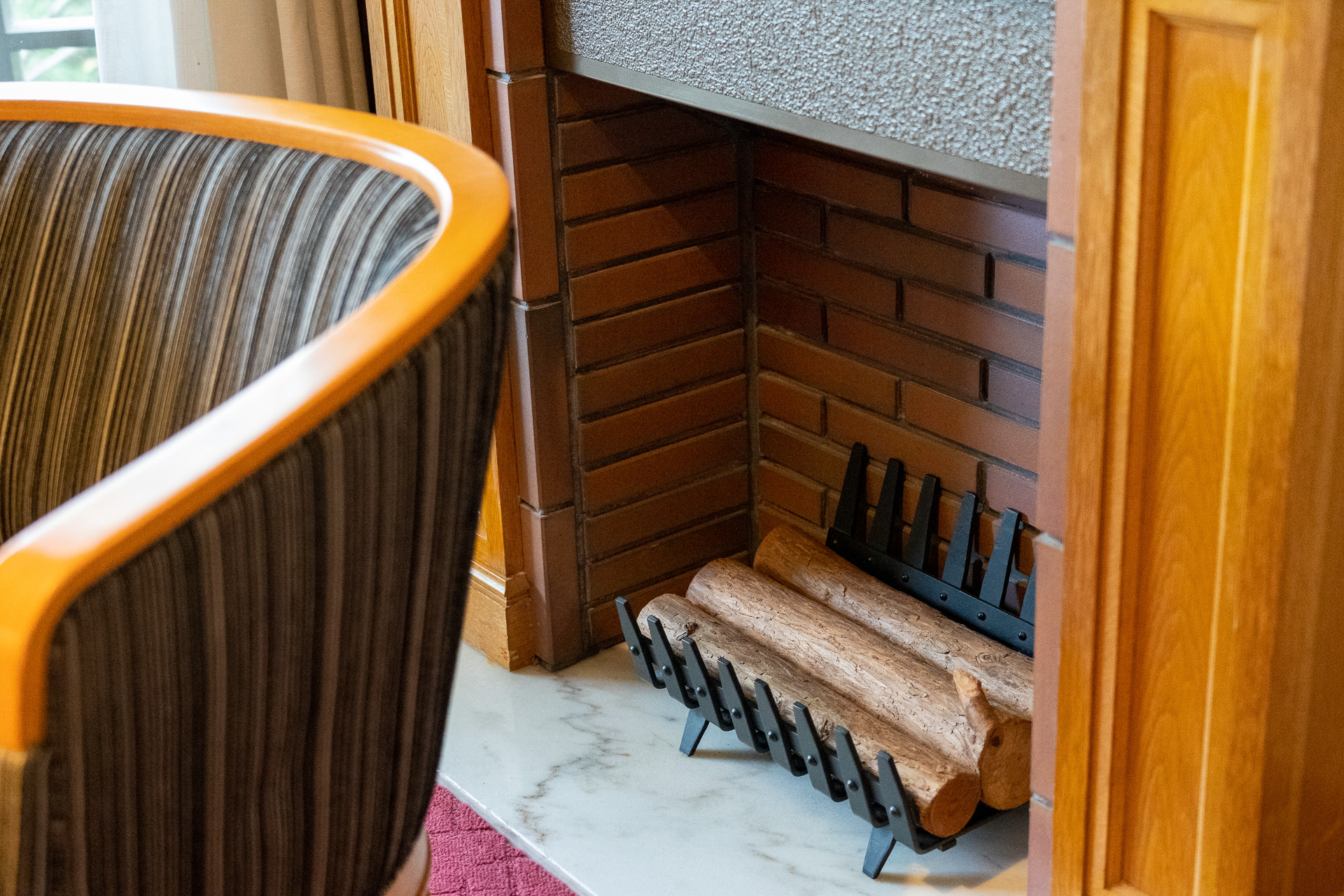 マントルピース（暖炉）を模した室内装飾