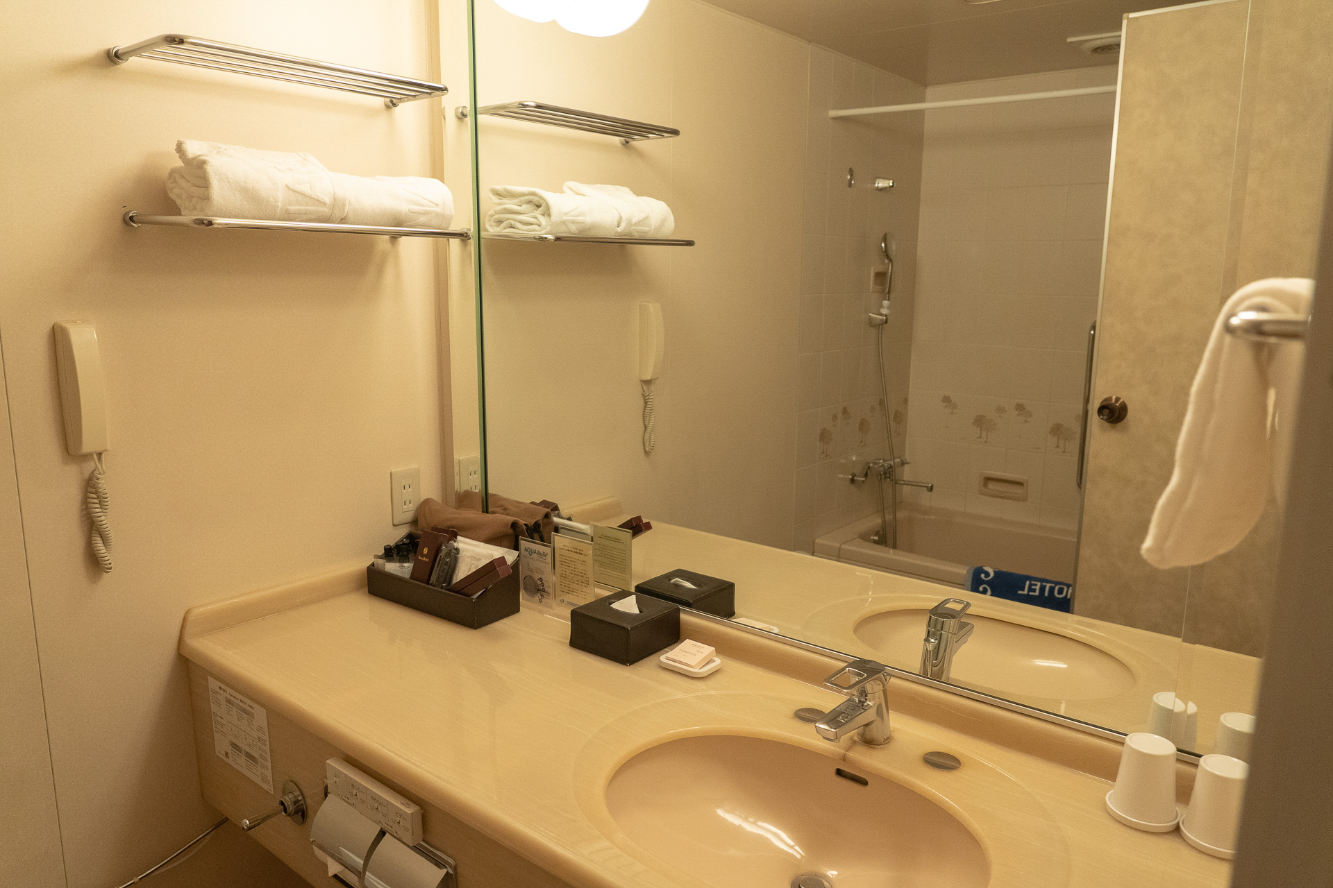 シャンプー・コンディショナー、ボディソープはMiller Harris。ホテル名が書かれたバスマットはいい気分に♪