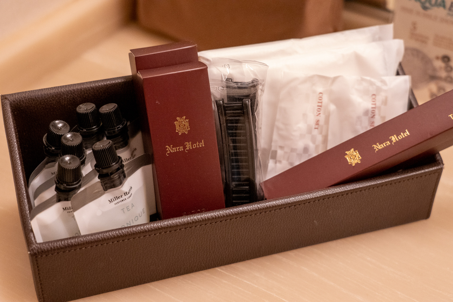 シャンプー・コンディショナー、ボディソープはMiller Harris。ホテル名が書かれたバスマットはいい気分に♪