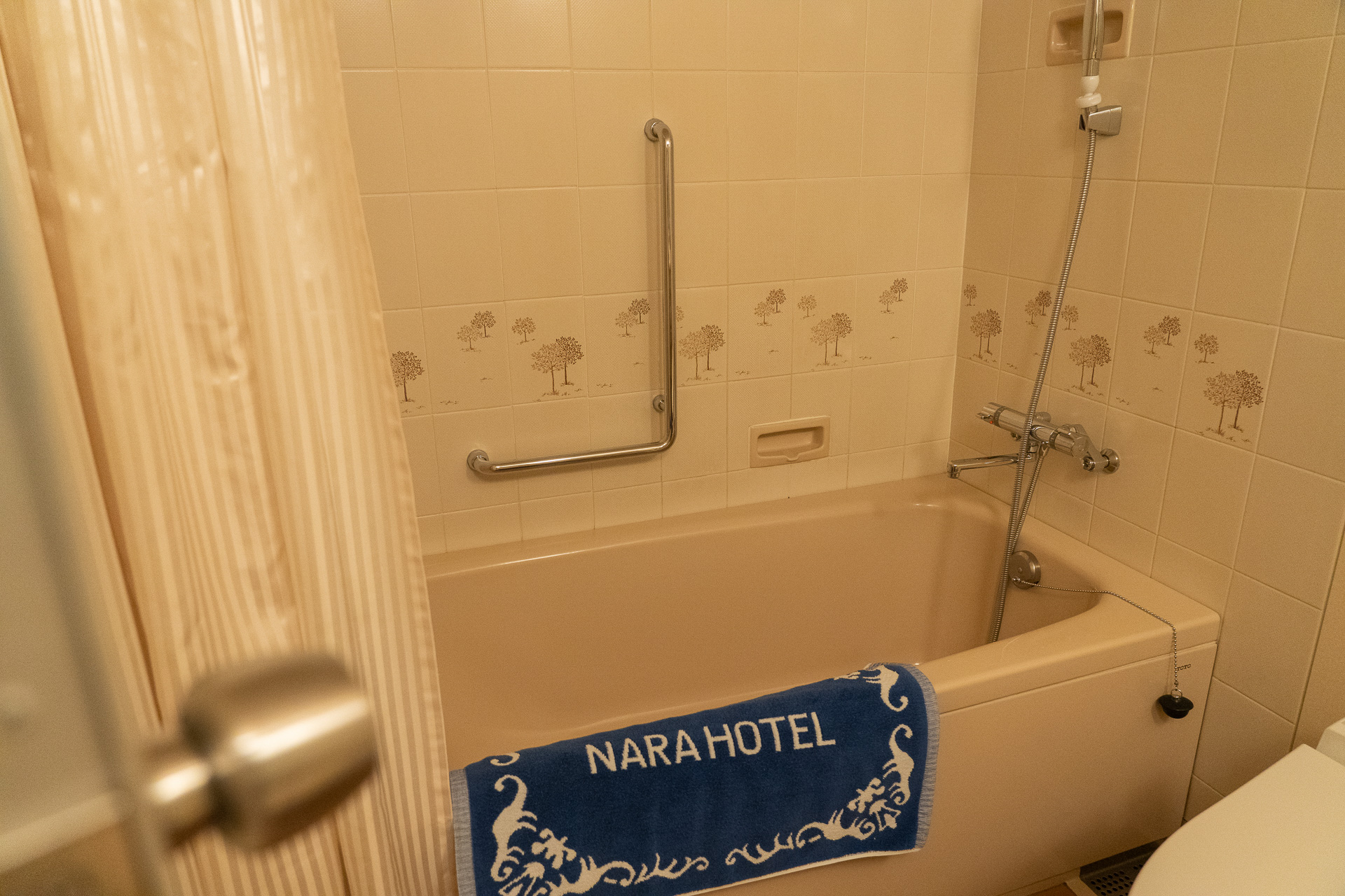 シャンプー・コンディショナー、ボディソープはMiller Harris。ホテル名が書かれたバスマットはいい気分に♪