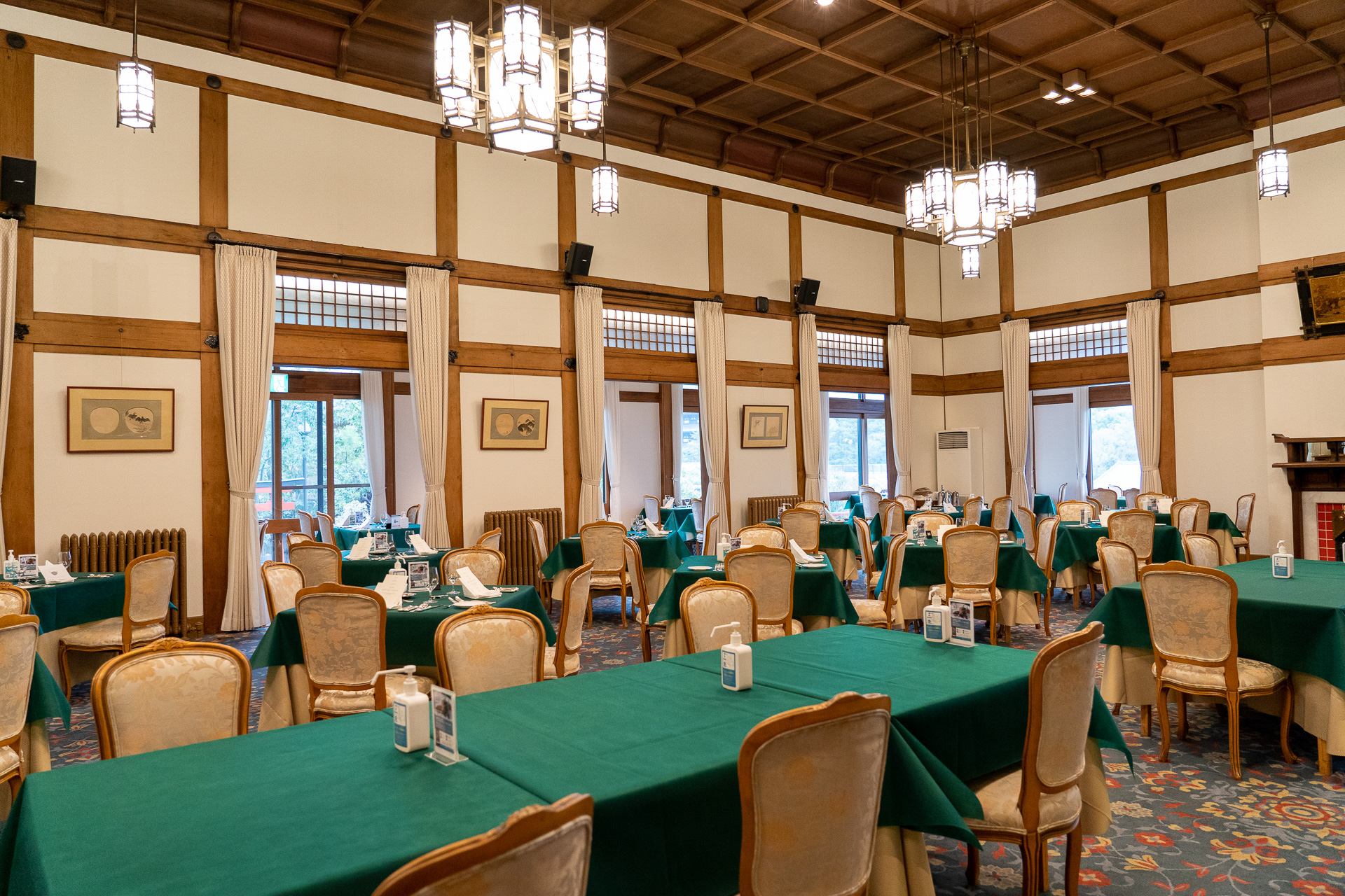 創業以来のメインダイニングルーム「三笠」では、歴代の料理長から受け継いだ伝統のフランス料理がいただけます。朝はここが朝食会場